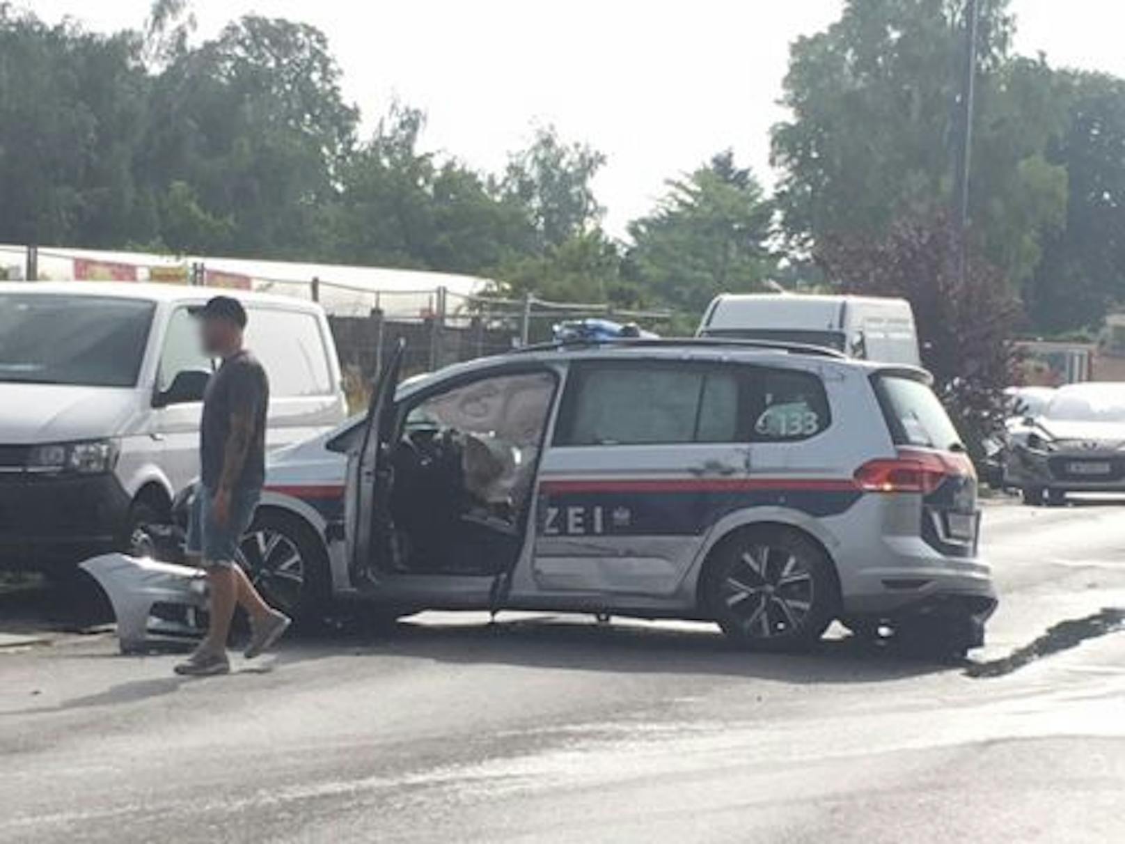 Unfall in Liesing: Polizei kracht mit Mercedes zusammen