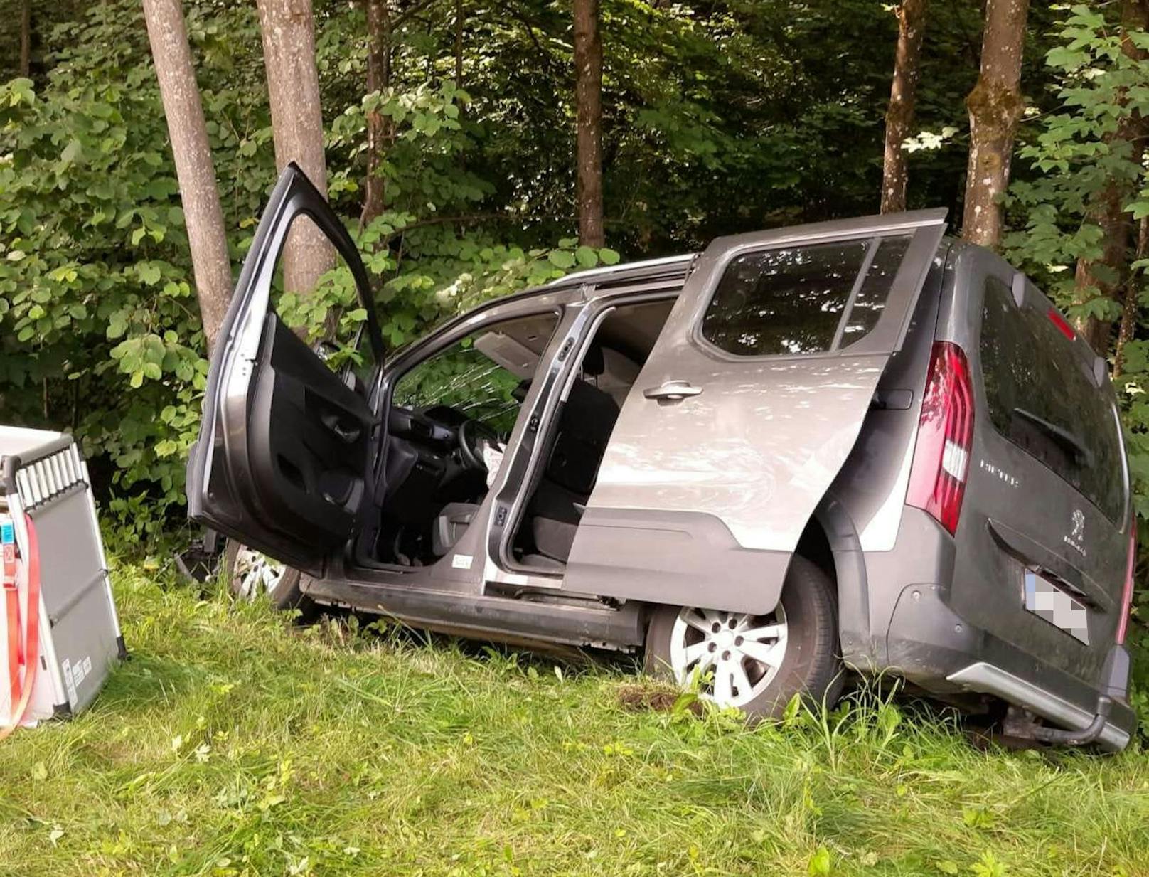 Bilder der Unfallstelle: Pkw-Crash mit Eigenverletzung am 13. Juli 2021 in Kirchbichl (T). 