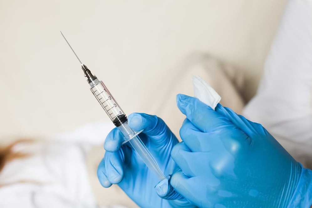 Trotz nachlassender Wirkung bestätigt die Studie dem Pfizer-Impfstoff Hochwirksamkeit.