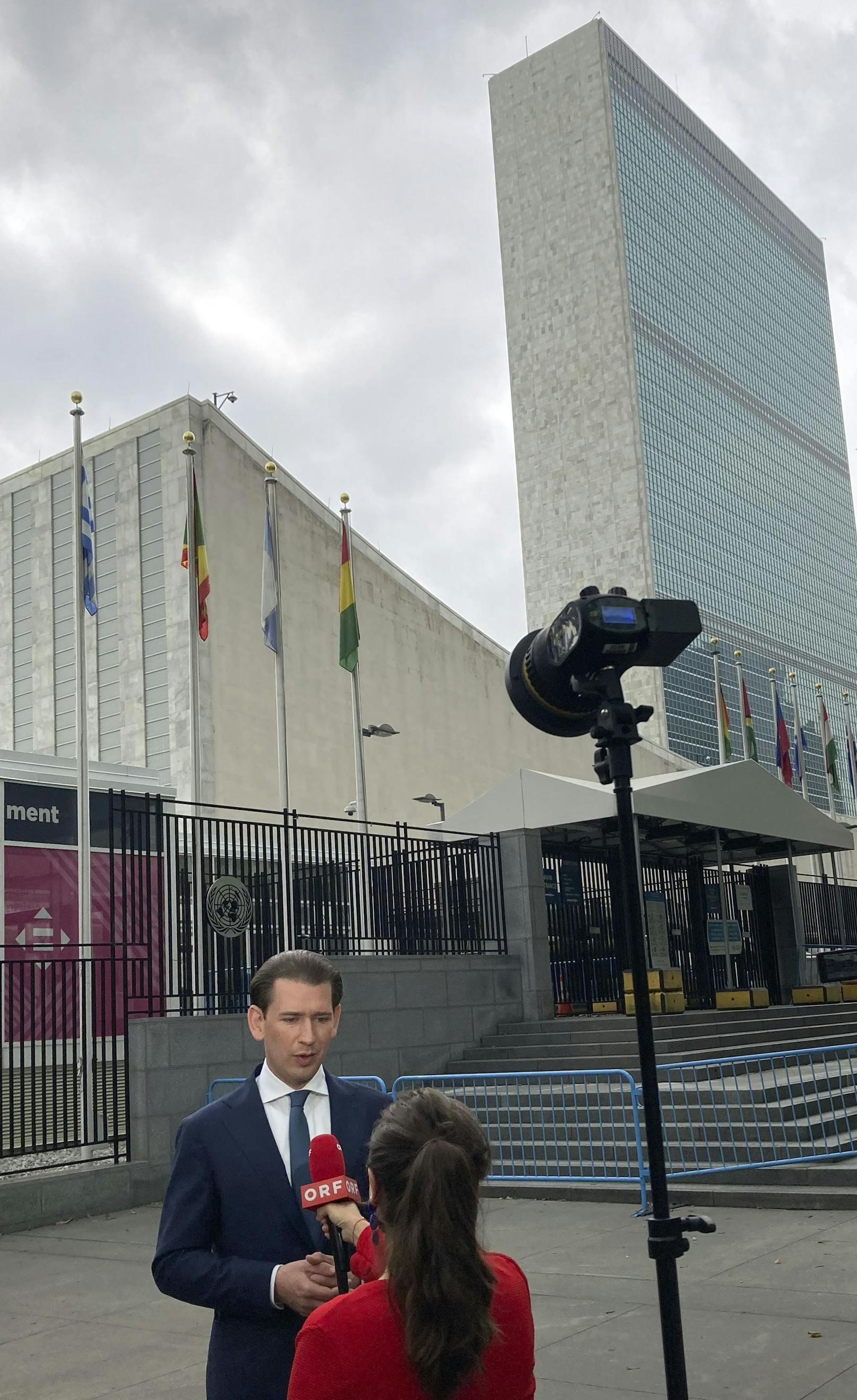 Bundeskanzler Sebastian Kurz (ÖVP) am Montag, 12. Juli 2021, während eines Interviews vor dem UN-Hauptquartier in New York.