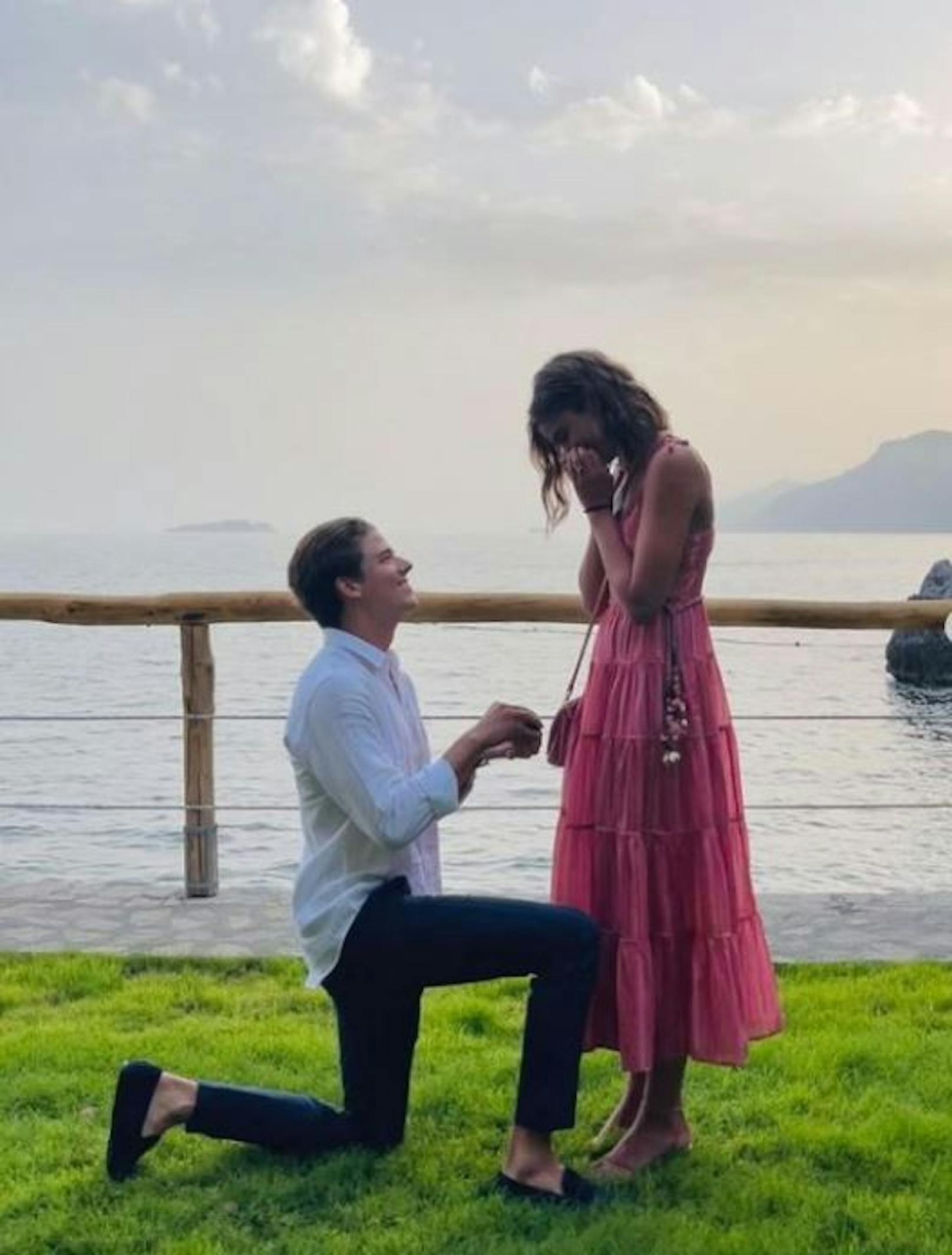 Sängerin Taylor Hill hat von ihrem Freund einen Heiratsantrag bekommen. Sie hat "Ja" gesagt!