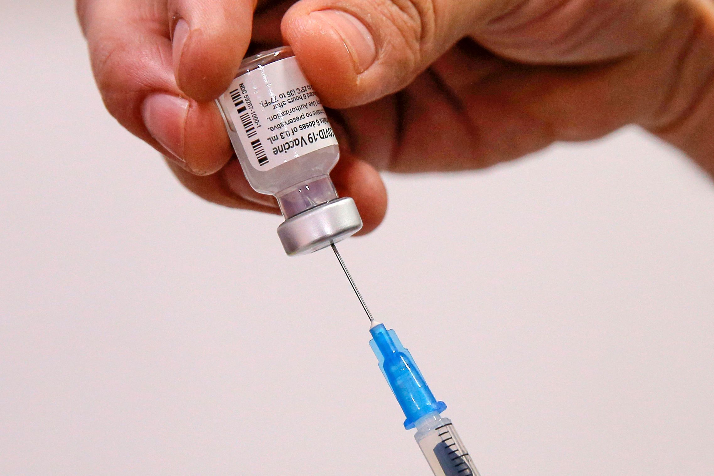 Download von www.picturedesk.com am 13.07.2021 (07:55).  A health workers fills a syringe with a dose of the Pfizer-BioNTech vaccine against COVID-19 at a vaccination centre in Santiago, on July 12, 2021. (Photo by JAVIER TORRES / AFP) - 20210712_PD8033 - Rechteinfo: Rights Managed (RM) Nur für redaktionelle Nutzung! Werbliche Nutzung erfordert Freigabe: bitte schicken Sie uns eine Anfrage.