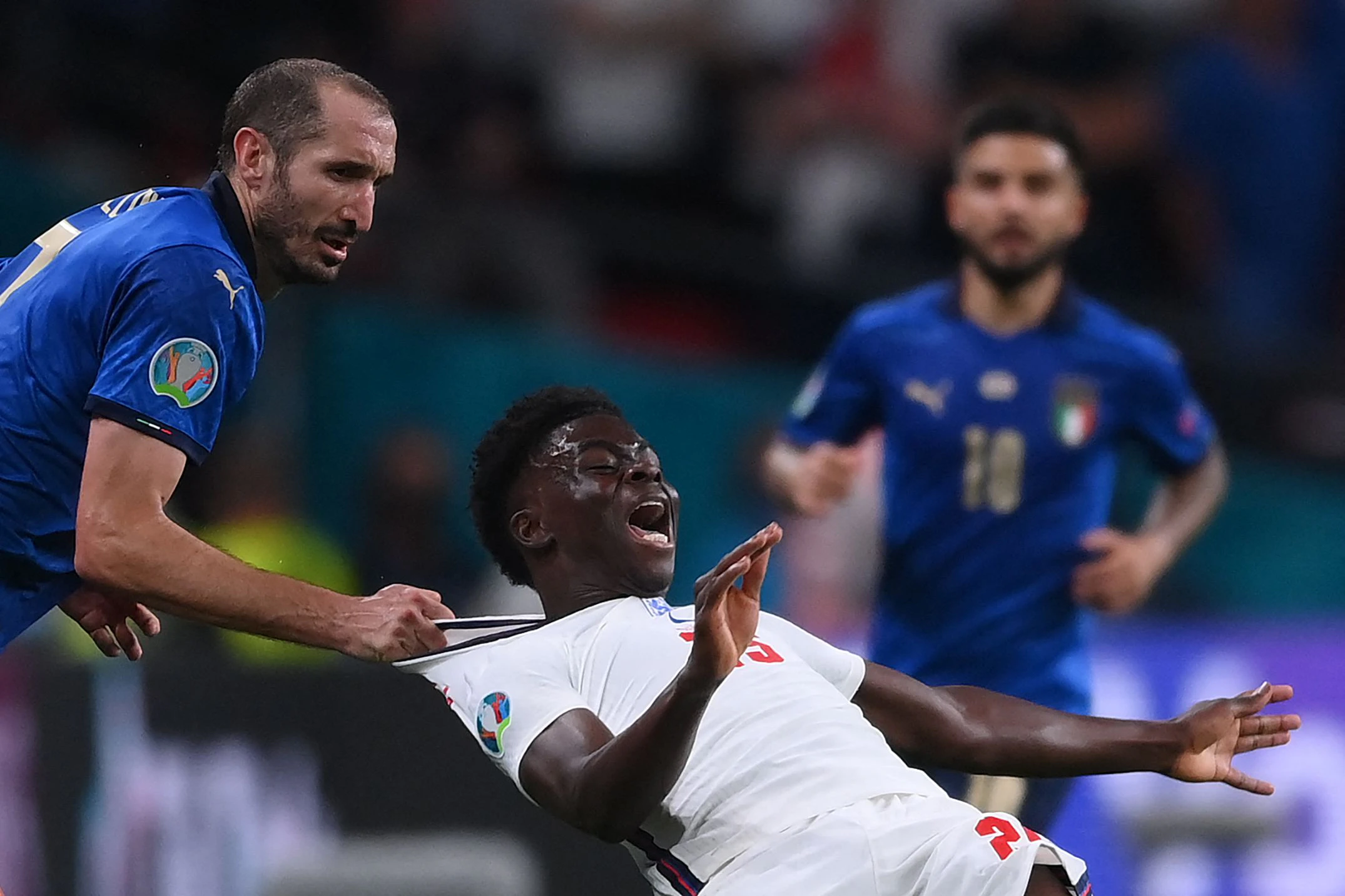 Giorgio Chiellini riss Bukayo Saka im Finale am Kragen um, kam mit einer Gelben Karte davon.