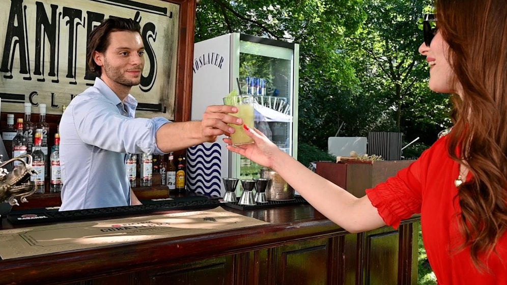 Der erste Cocktail, der im Palais Freiluft gemixt wurde, durfte von <em>
