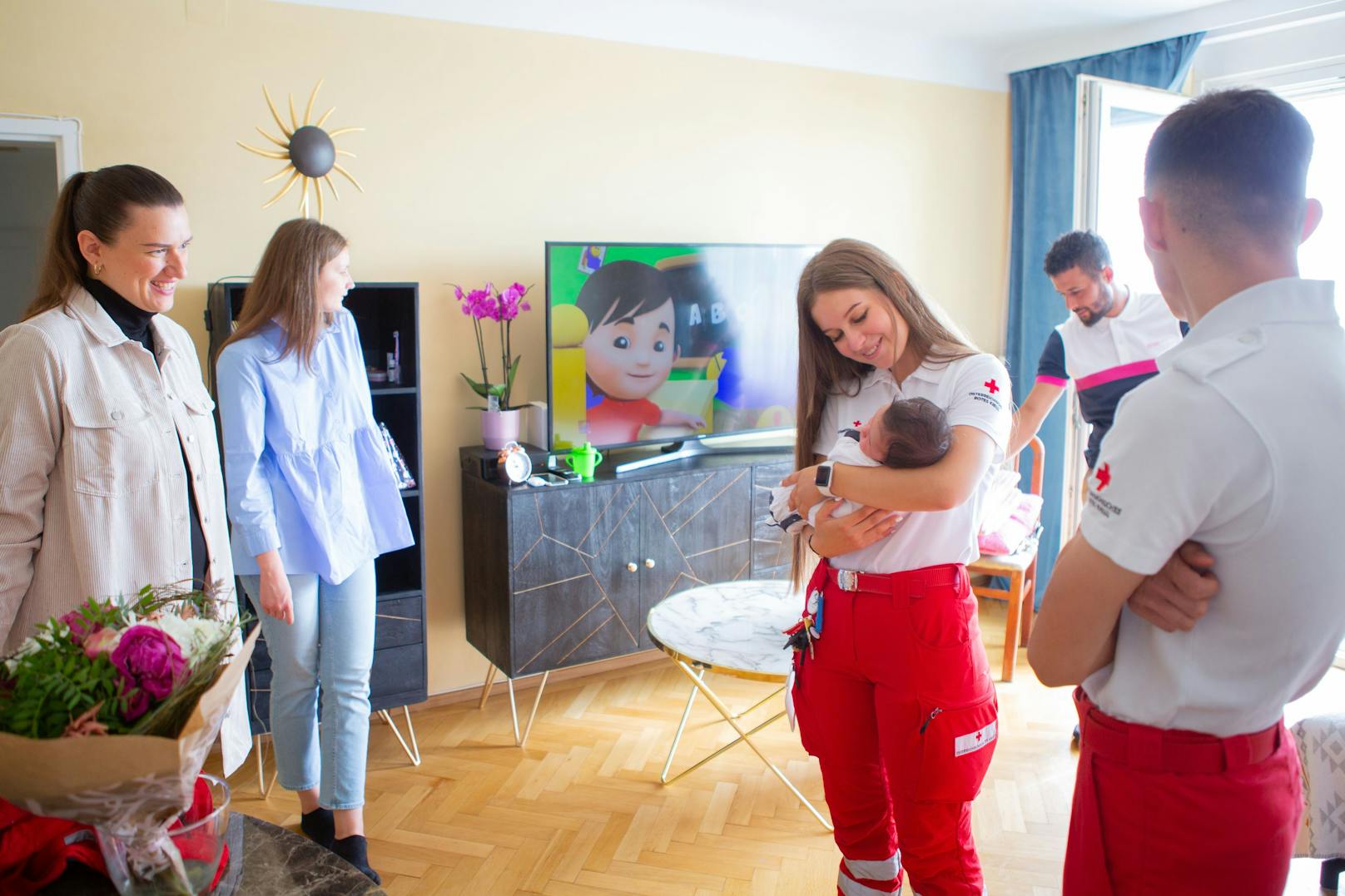 Nach der überraschenden Wohnungsgeburt kamen Vivienne und Daniel die Familie in Wien-Brigittenau noch einmal besuchen.