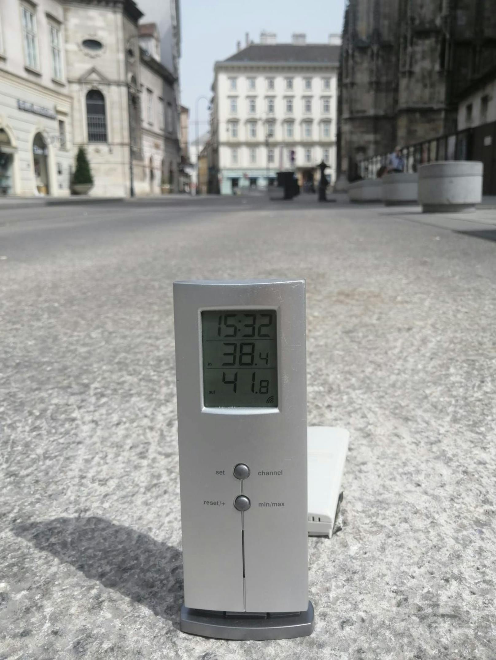 Um 15:32 hatte es am Wiener Stephansplatz 38,4 Grad in der Sonne. Der Boden war bereits auf 41,8 Grad aufgeheizt.
