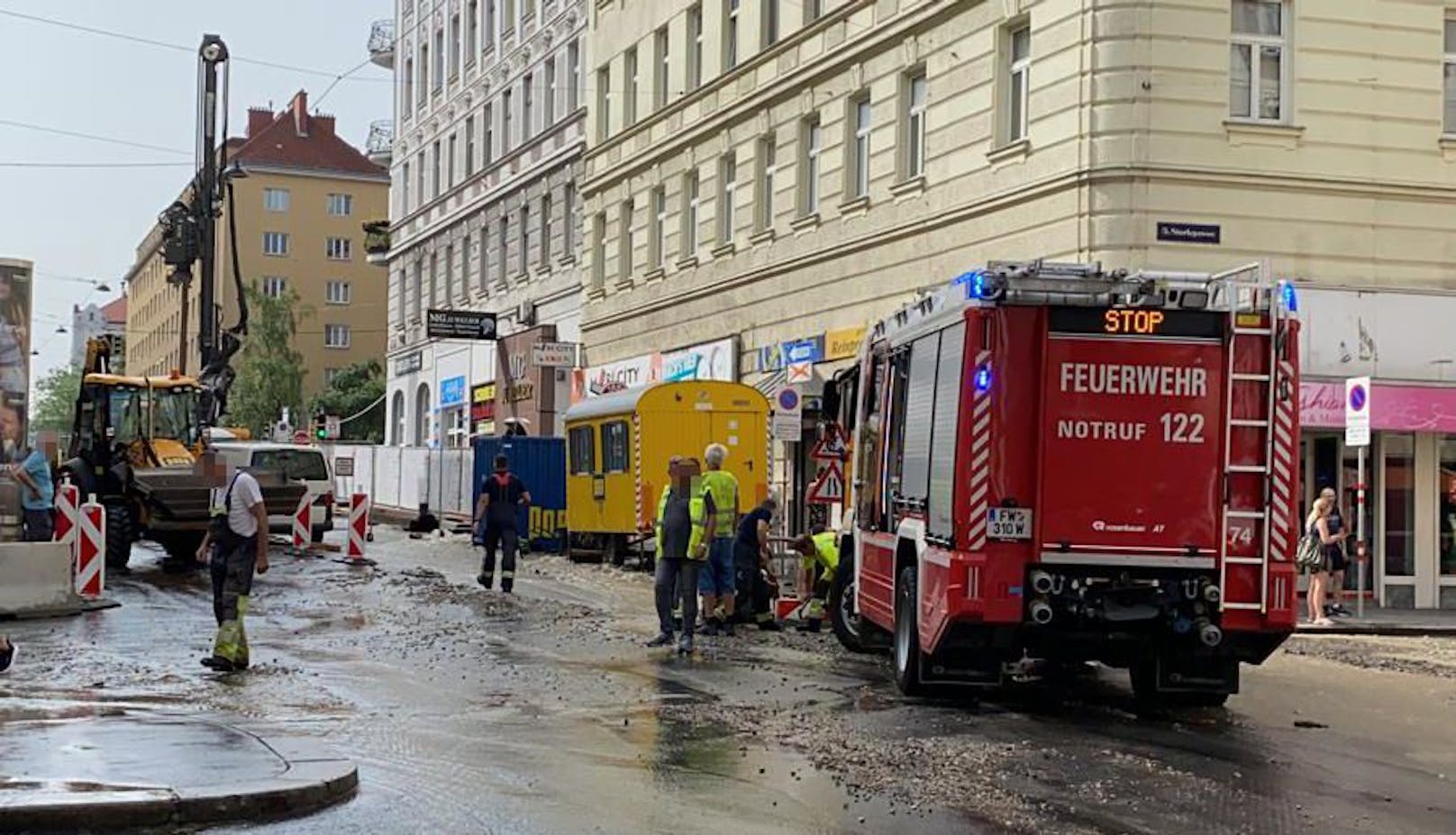 Die Reinprechtsdorfer Straße (Wien-Margareten) stand unter Wasser.