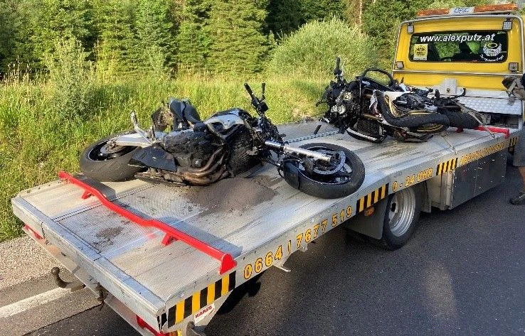 In der Weißenbachtalstraße kam es zu einem tödlichen Motorradunfall. Zwei Fahrer starben dabei.