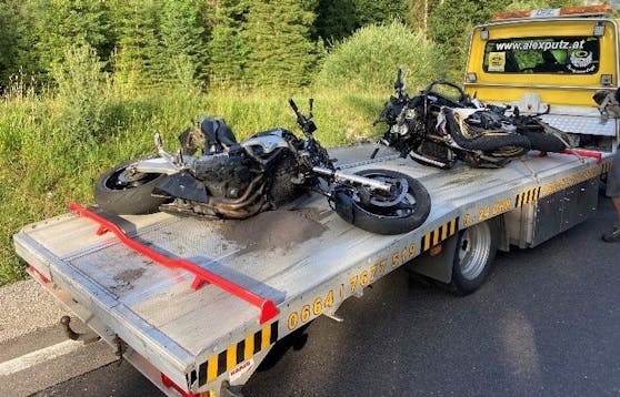In der Weißenbachtalstraße kam es zu einem tödlichen Motorradunfall. Zwei Fahrer starben dabei.