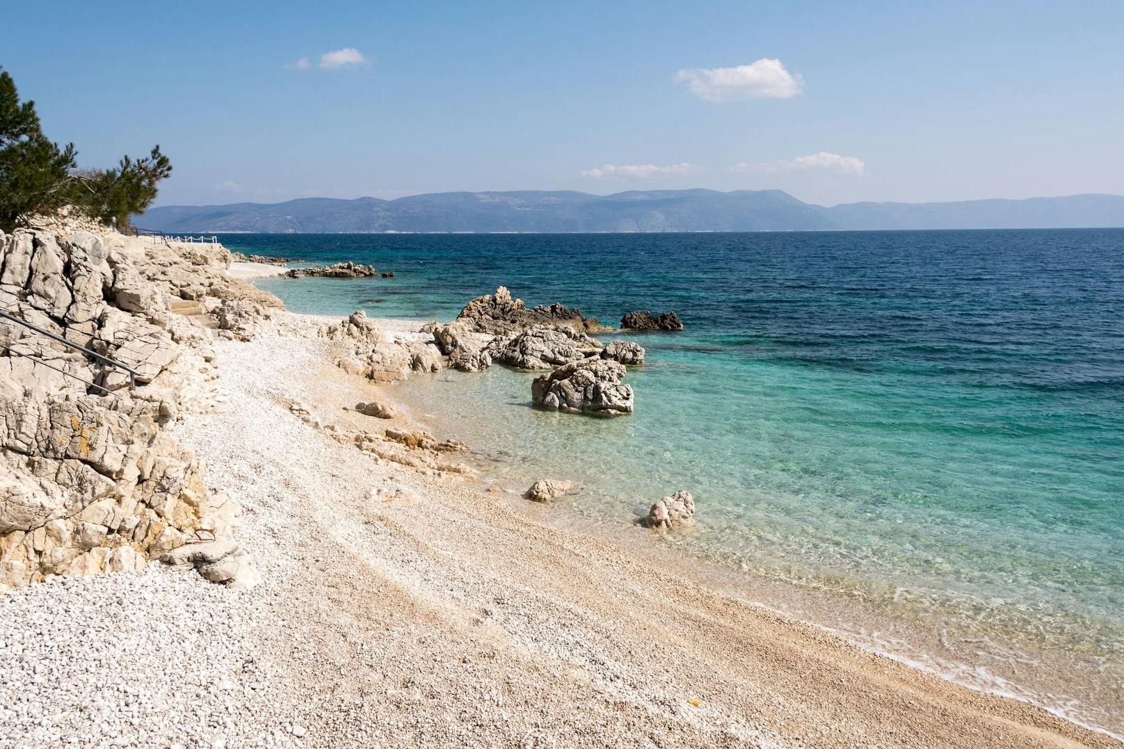 Die Region <strong>Rabac </strong>hat wohl einen der schönsten Strände von Kroatien. In der "<strong>Bounty Bay</strong>" seid ihr nahezu ungestört und könnt am wunderschönen Kiesel/Sandstrand ins kristallblaue Wasser laufen. <br>
