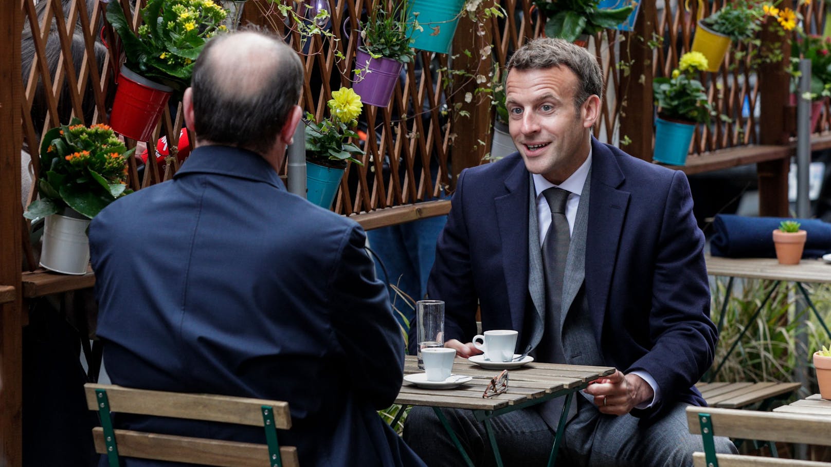 Angesichts steigender Corona-Infektionen hat Macron schärfere Regeln angekündigt.