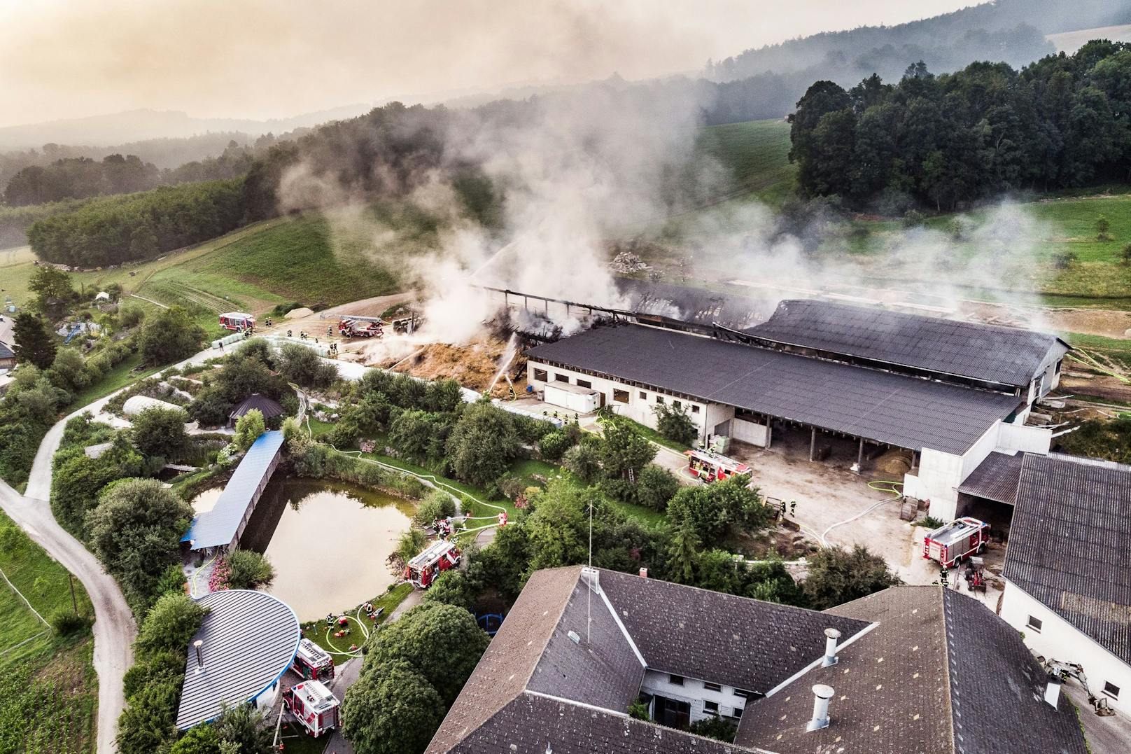 Aufnahmen mit der Drohne zeigen die enormen Ausmaße des Brandes.