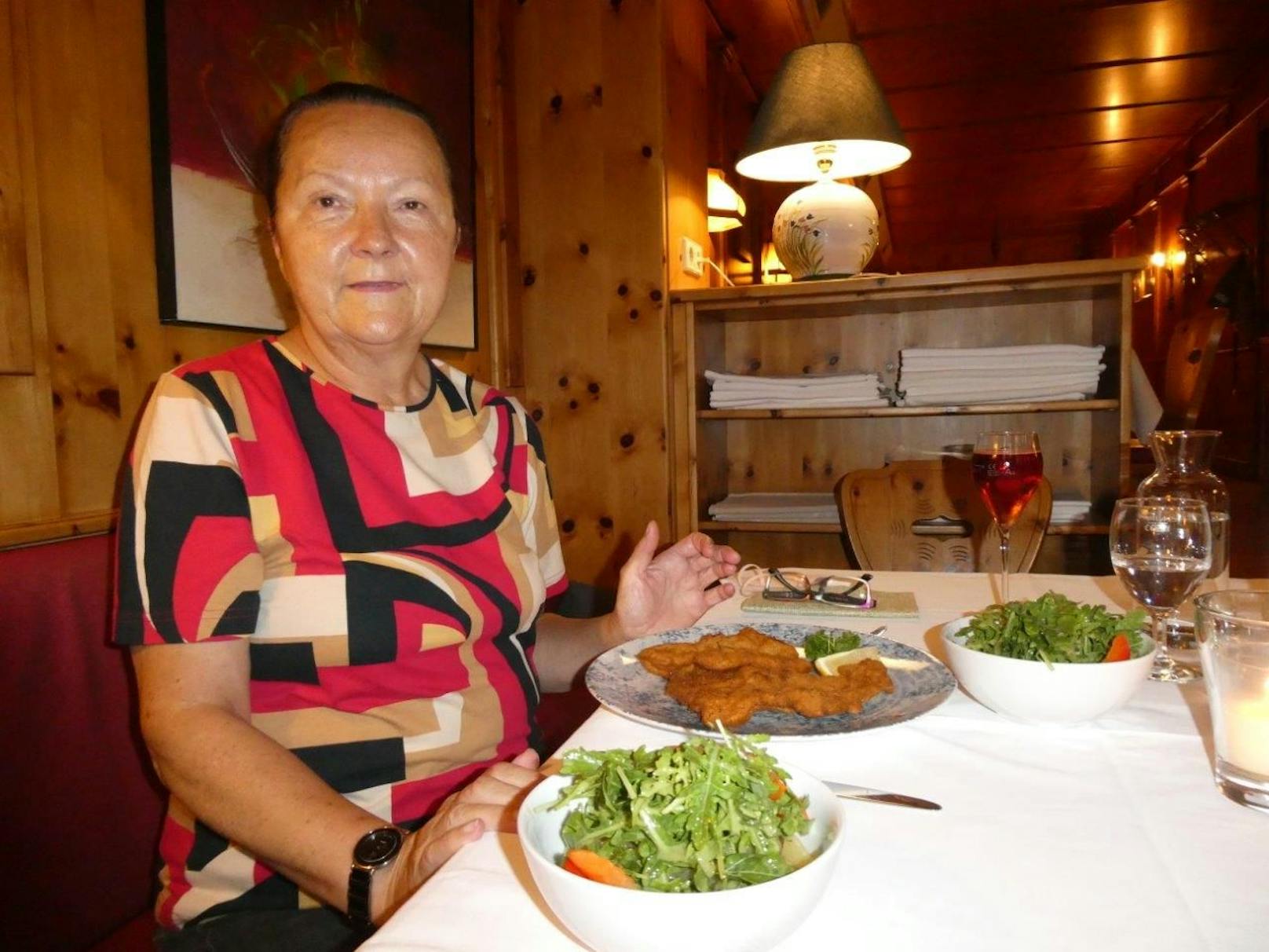 Brigitta beim Abendessen im Restaurant "Platane" im Hotel OHR