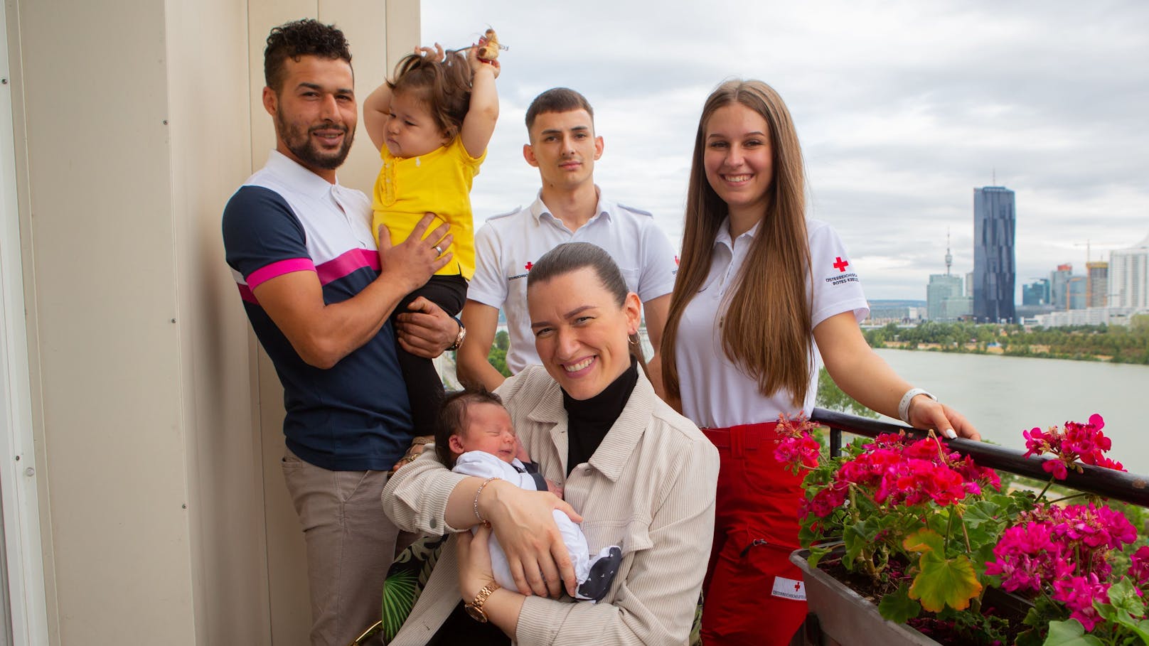 Seit Kurzem ist die Familie zu viert: Sohn Elsayed kam überraschend bei einer ungeplanten Wohnungsgeburt zur Welt. Dabei geholfen haben Daniel und Vivienne vom Wiener Roten Kreuz.