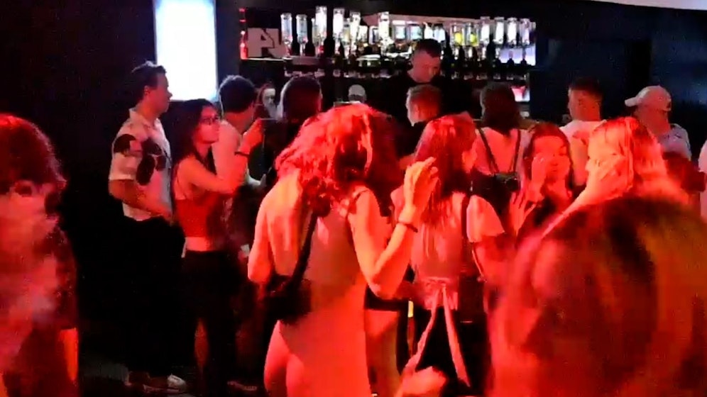 In einer Disco in Linz war fünf Stunden lang einer Person, die später positiv auf Corona getestet wurde. (Symbolfoto)
