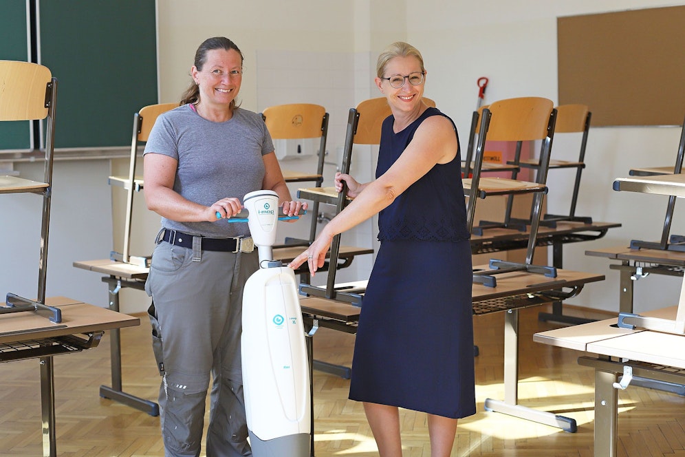 Andrea Trattnig, Abteilungsleiterin der MA56 und Martina Strauss, Schulwärtin der VS Selzergasse 25, rücken dem Schul-Schmutz auf den Leib. 