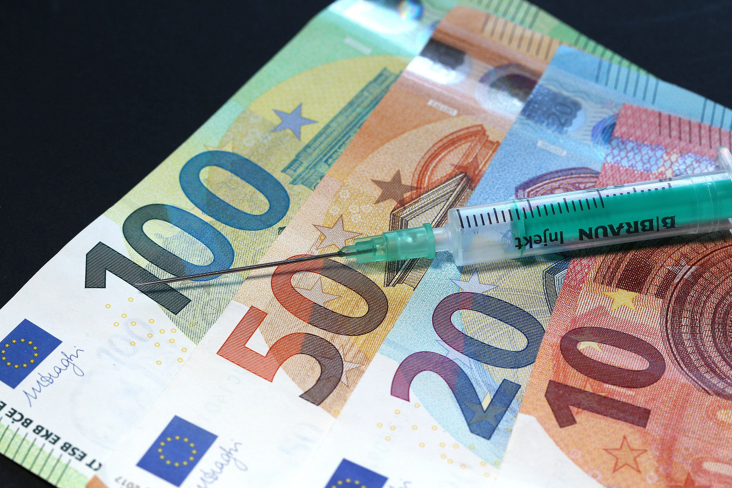 Einige Firmen in Österreich bieten geimpften Mitarbeitern und Mitarbeiterinnen finanzielle Belohnungen an.