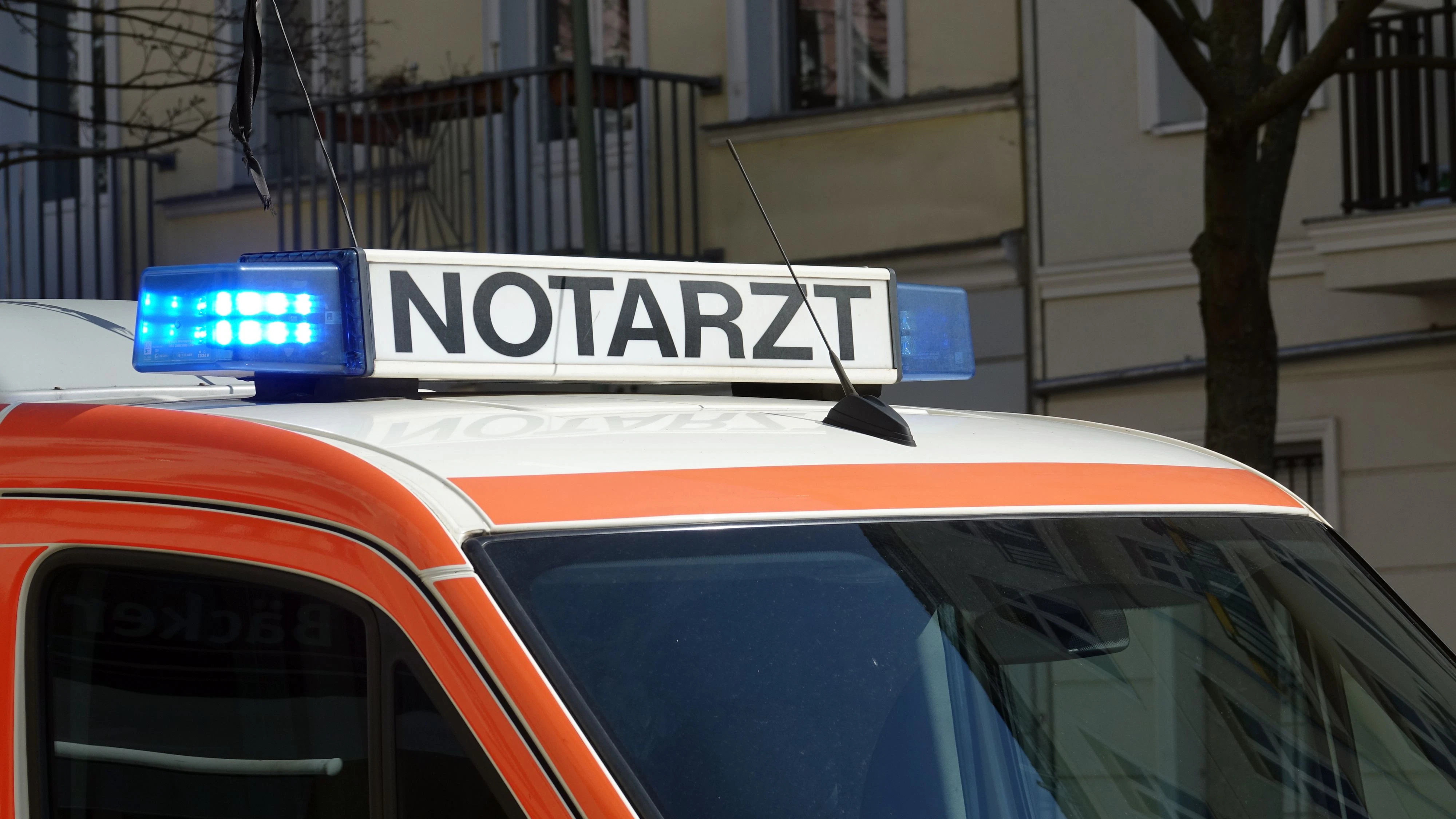 Download von www.picturedesk.com am 13.07.2021 (08:29).  30 March 2021, Berlin: Blue light shines on an emergency ambulance in use with the words emergency doctor. Photo: Alexandra Schuler/dpa - 20210330_PD13328 - Rechteinfo: Rights Managed (RM)