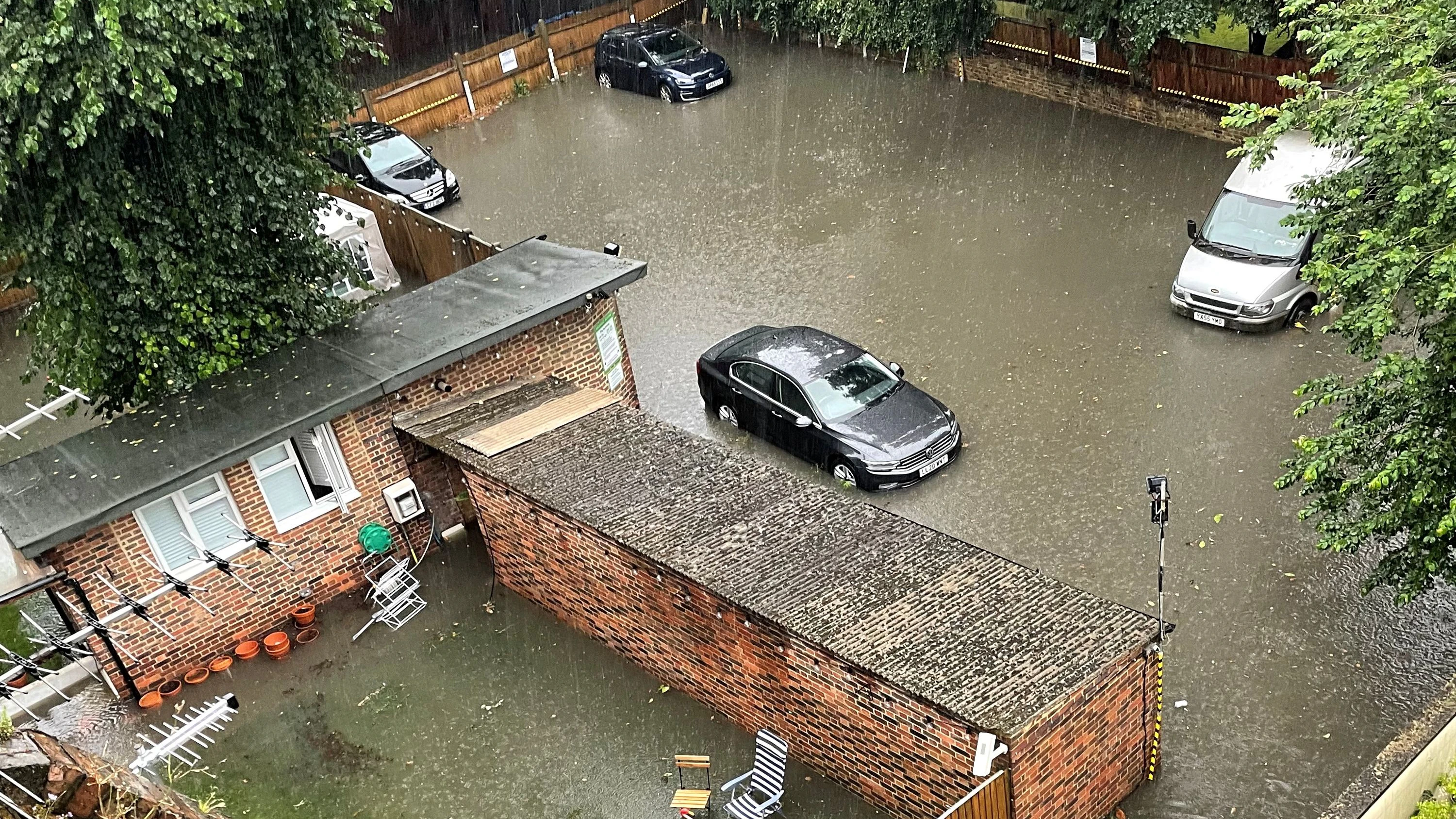 Zahlreiche Straßen sind überflutet.