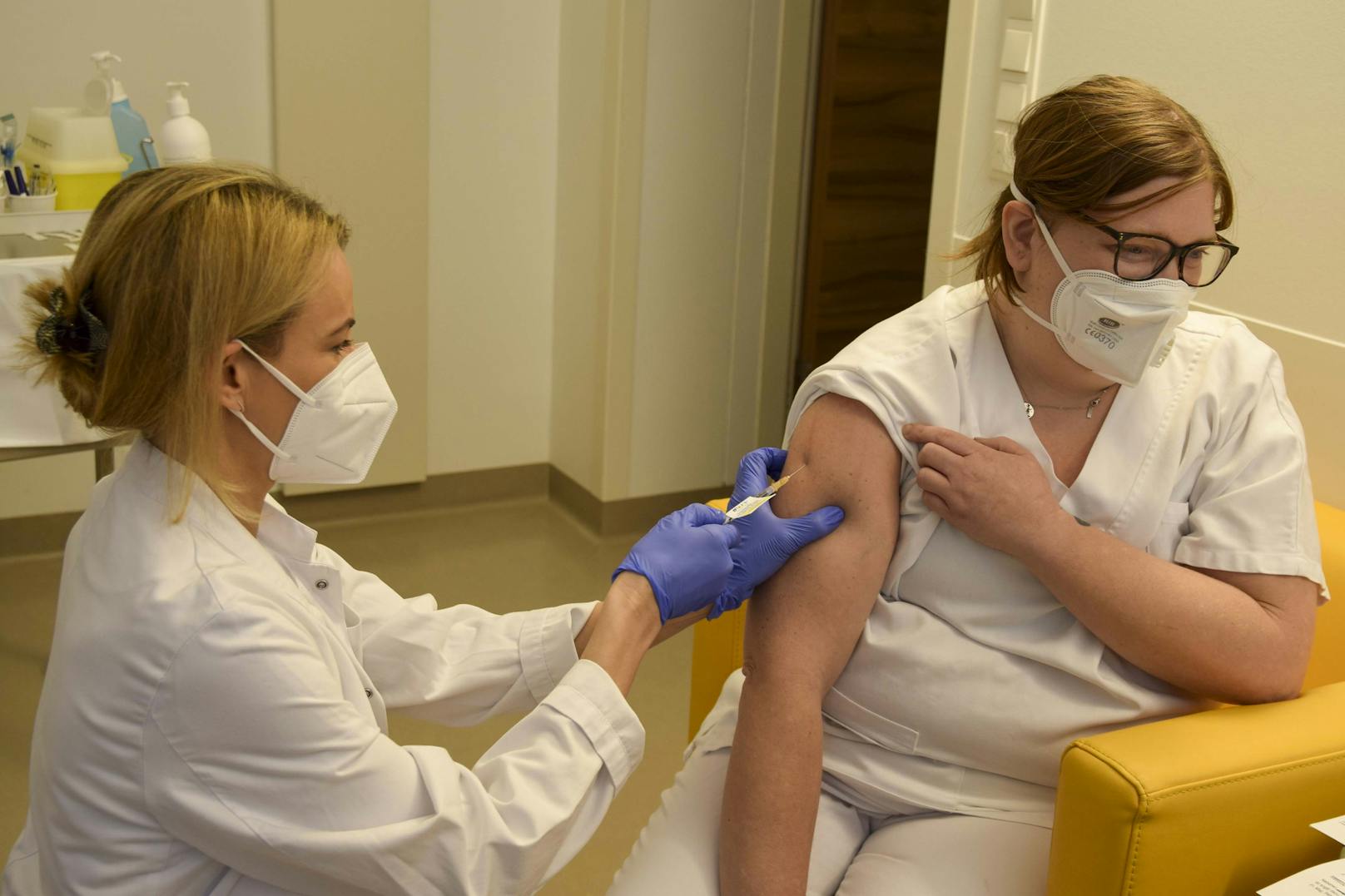 In Frankreich wurde die Impf-Pflicht für Krankenhauspersonal angekündigt. In Österreich ist die Impfung auch für Gesundheitspersonal noch freiwillig. Archivbild einer Impfung einer Krankenhausmitarbeiterin in Eisenstadt, Burgenland. 