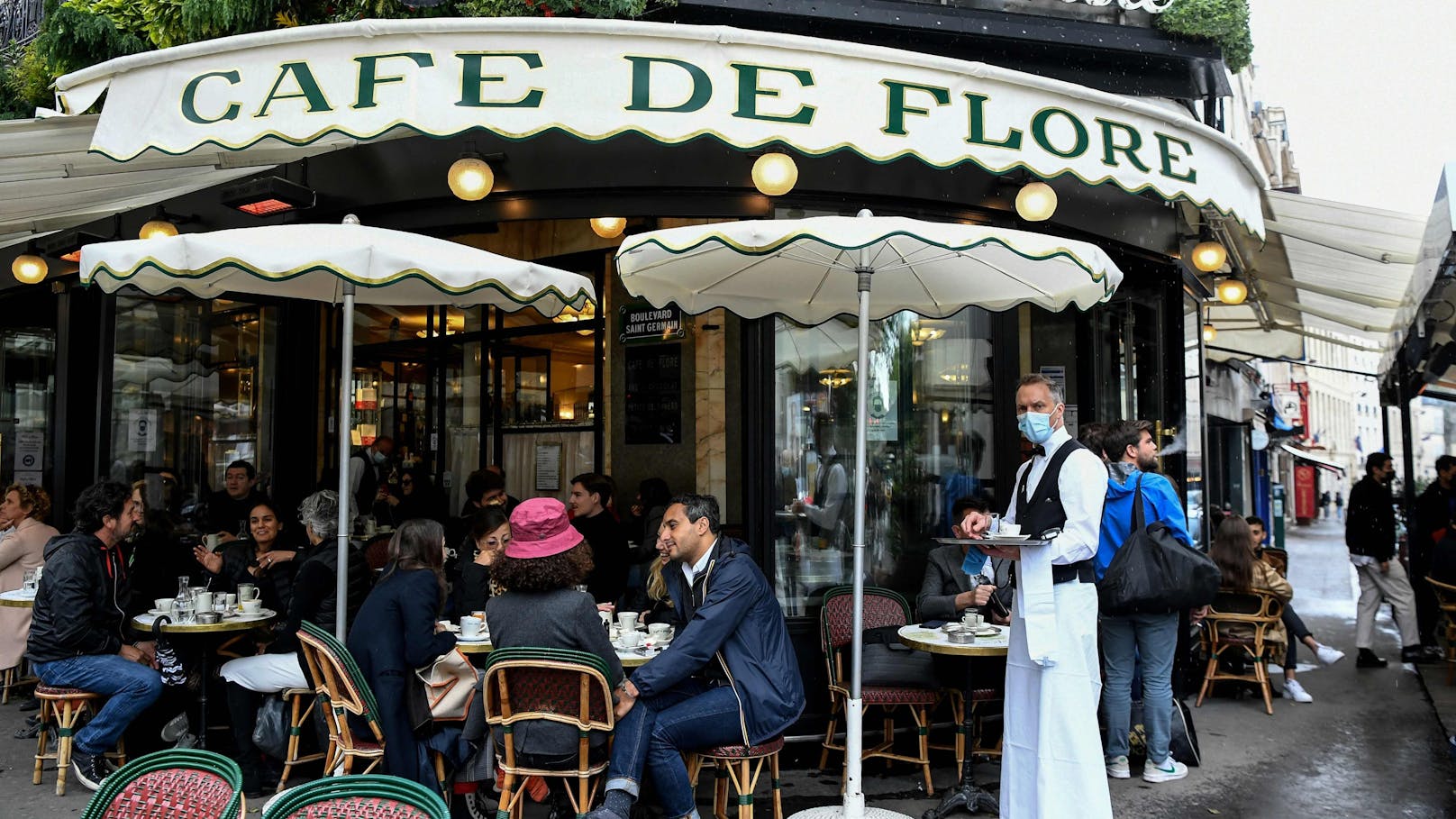 In Cafés wird ab August in Frankreich ein Gesundheitsnachweis verlangt.