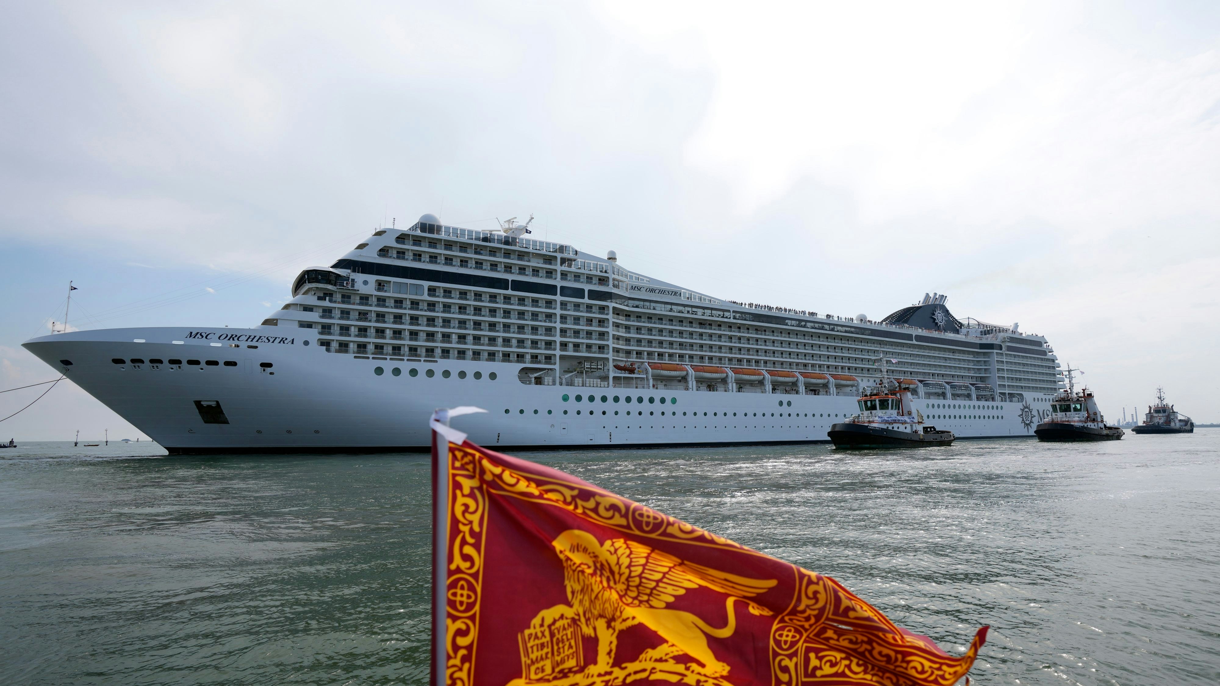 Nach jahrelangen Protesten dürfen große Schiffe vor San Marco und auf dem Giudecca-Kanal ab dem 1. August nicht mehr durchfahren. Foto am 05.06.2021 aufgenommen.