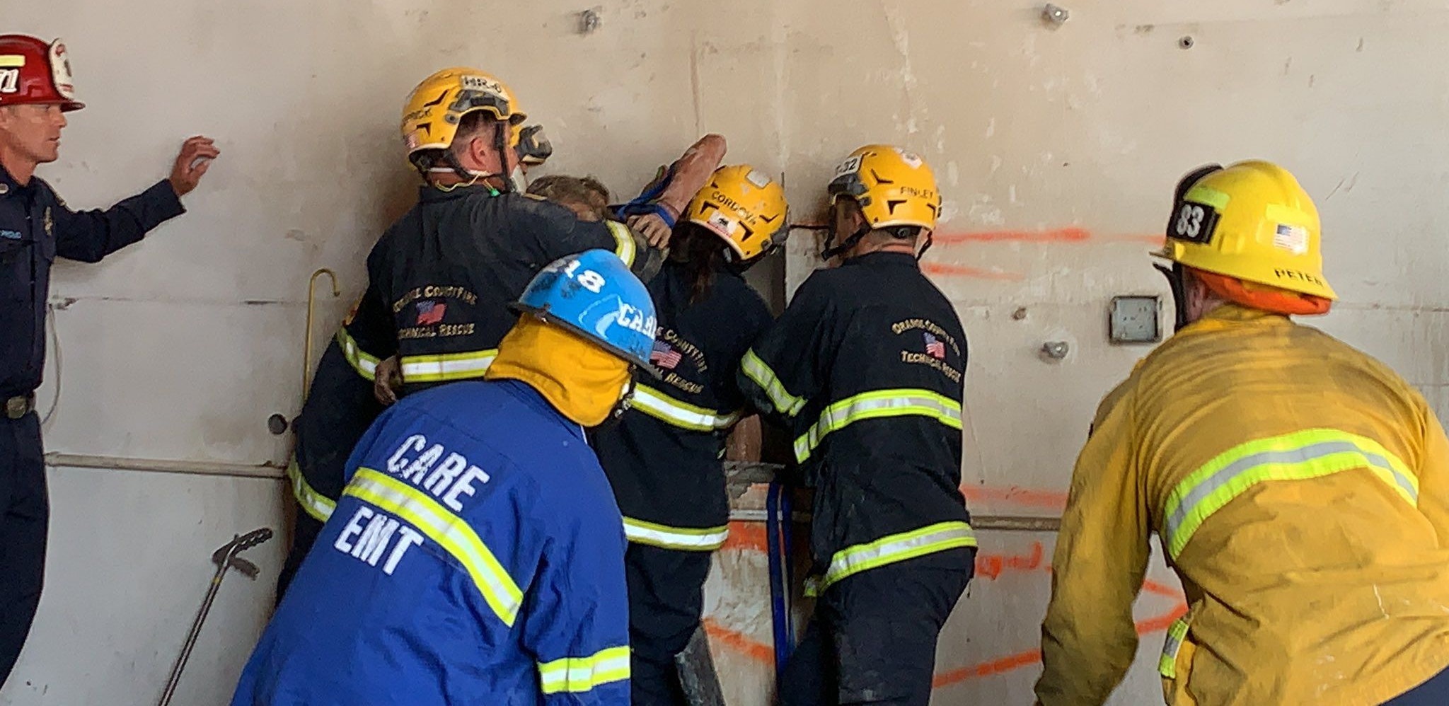 Zwei Stunden schnitt sich die Feuerwehr durch die Betonmauer, dann war die Verunglückte endlich frei.