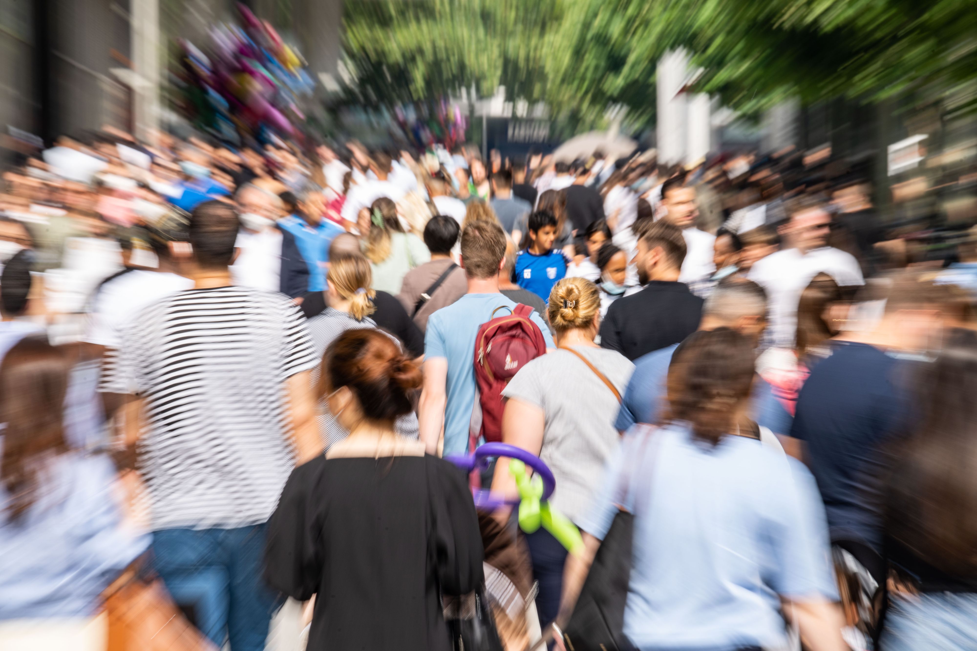 Download von www.picturedesk.com am 14.07.2021 (15:51).  10 July 2021, Fráncfort;: People stroll through the Zeil pedestrian zone in the centre of the German city of Frankfurt in the afternoon (zoomed in image) .The debate over whether the incidence in seven days should be the most important parameter for assessing the state of the pandemic in Germany, the Ministry of Health said today that this indicator will continue to be taken into account when taking measures against the coronavirus pandemic. Photo: Frank Rumpenhorst/dpa - 20210710_PD15950 - Rechteinfo: Rights Managed (RM)