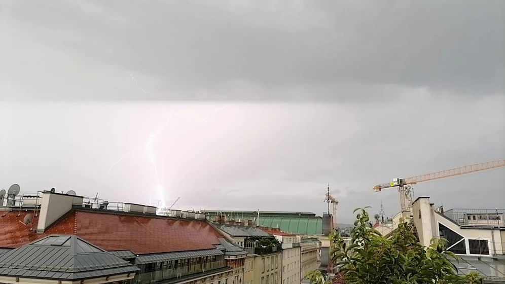 Innerhalb von Sekunden hat sich ein schweres Gewitter über Wien zusammengebraut.