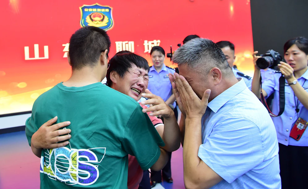 Guo Gangtang (51) und seine Frau schließen nach 24 Jahren erstmals wieder ihren vermissten Sohn Guo Xinzhen in die Arme.