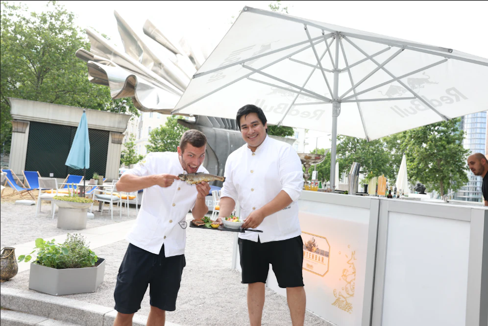 Zum Anbeißen finden auch Kellner David (l.) und Barchef Daniel (r.) den Steckerlfisch der Tintenbar in der Vorderen Zollamtsstraße 3 (Landstraße).