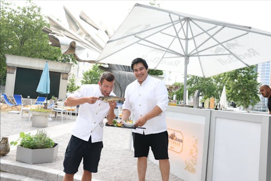 Zum Anbeißen finden auch Kellner David (l.) und Barchef Daniel (r.) den Steckerlfisch der Tintenbar in der Vorderen Zollamtsstraße 3 (Landstraße).