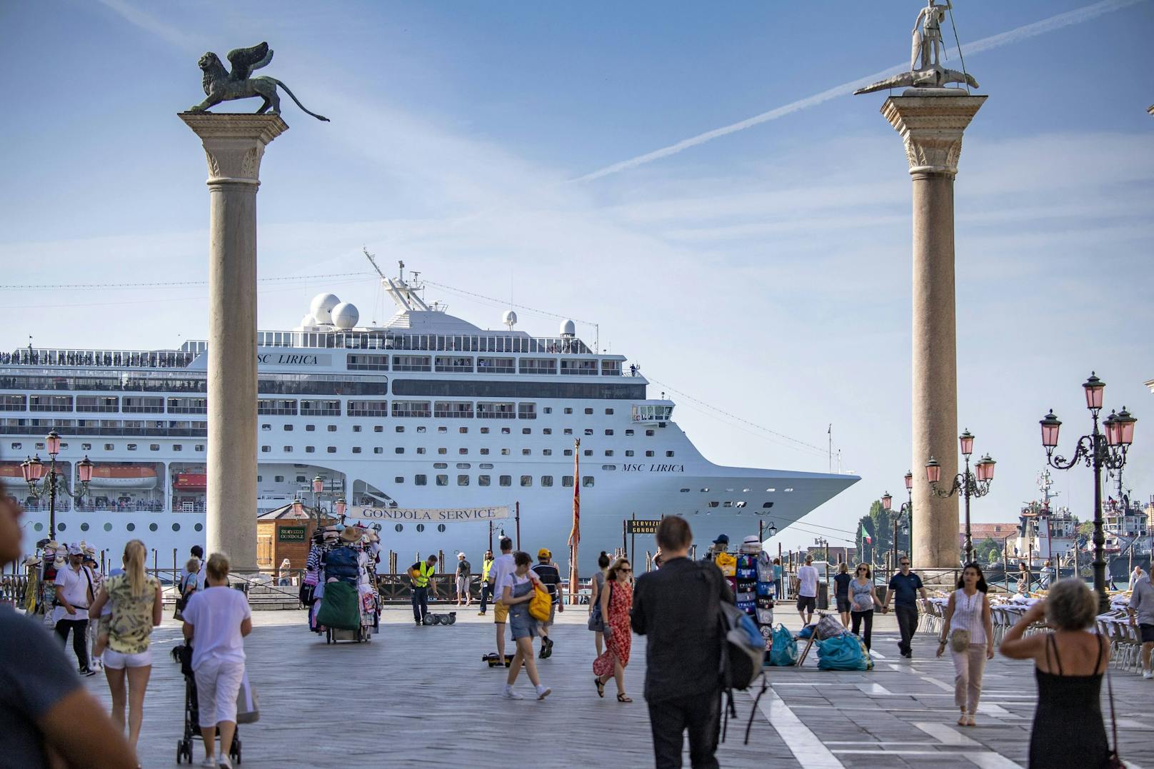 Nach jahrelangen Protesten dürfen große Schiffe vor San Marco und auf dem Giudecca-Kanal ab dem 1. August nicht mehr durchfahren. Foto am 20.06.2019 aufgenommen.