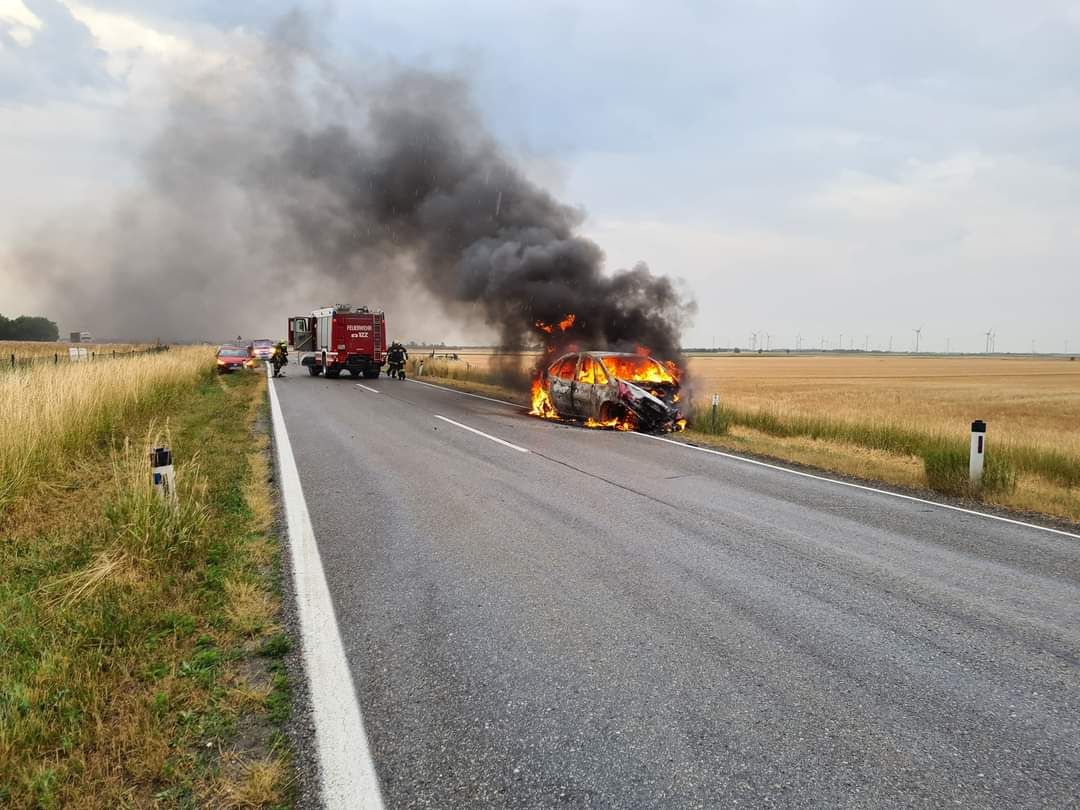 Die Feuerwehr löschte die Flammen nach dem Verkehrsunfall
