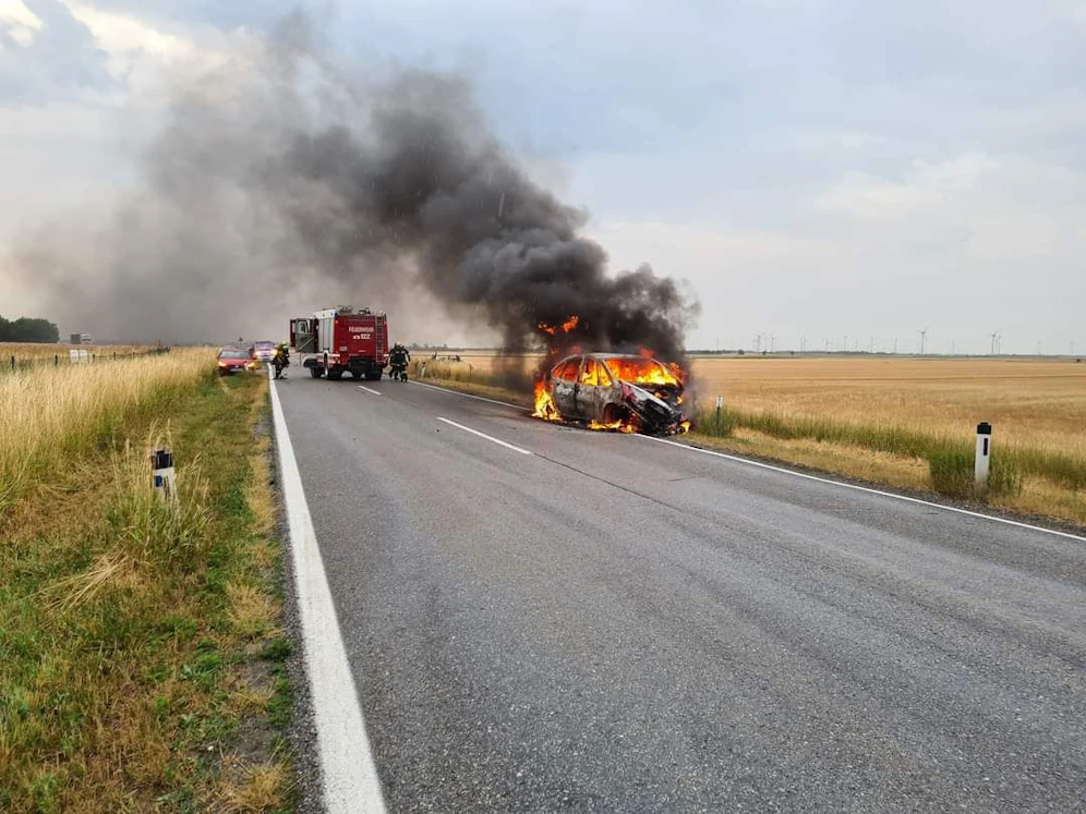 Die Feuerwehr löschte die Flammen nach dem Verkehrsunfall