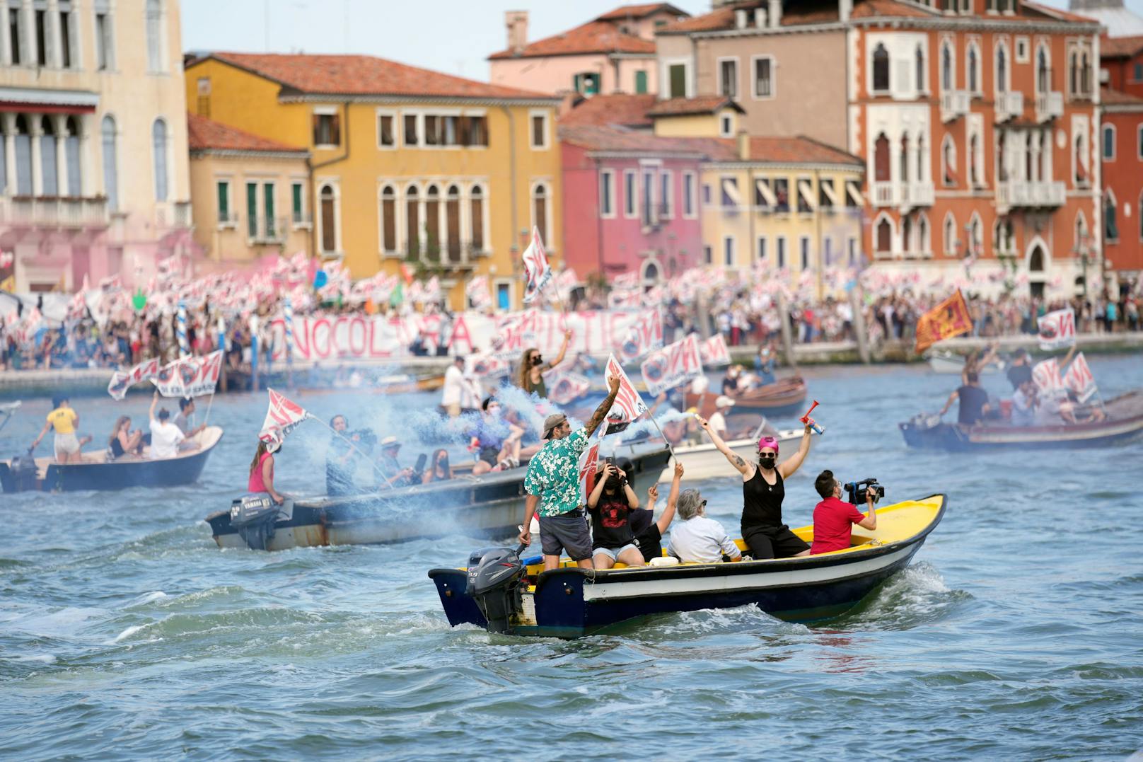 Nach jahrelangen Protesten dürfen große Schiffe vor San Marco und auf dem Giudecca-Kanal ab dem 1. August nicht mehr durchfahren. Archivfoto vom 05. Juni 2021.