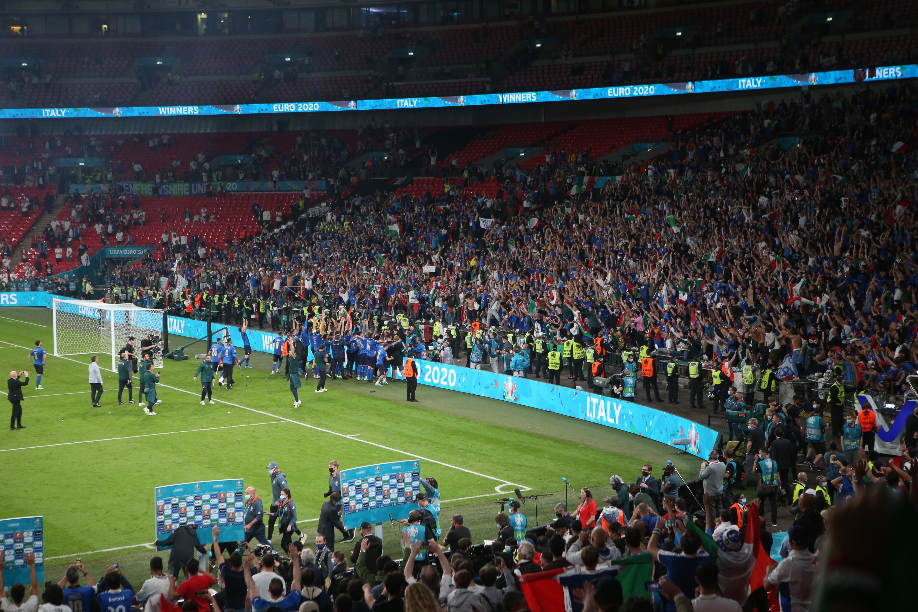 Tausende Fans bejubeln die italienische Mannschaft beim EM-Finale in London.