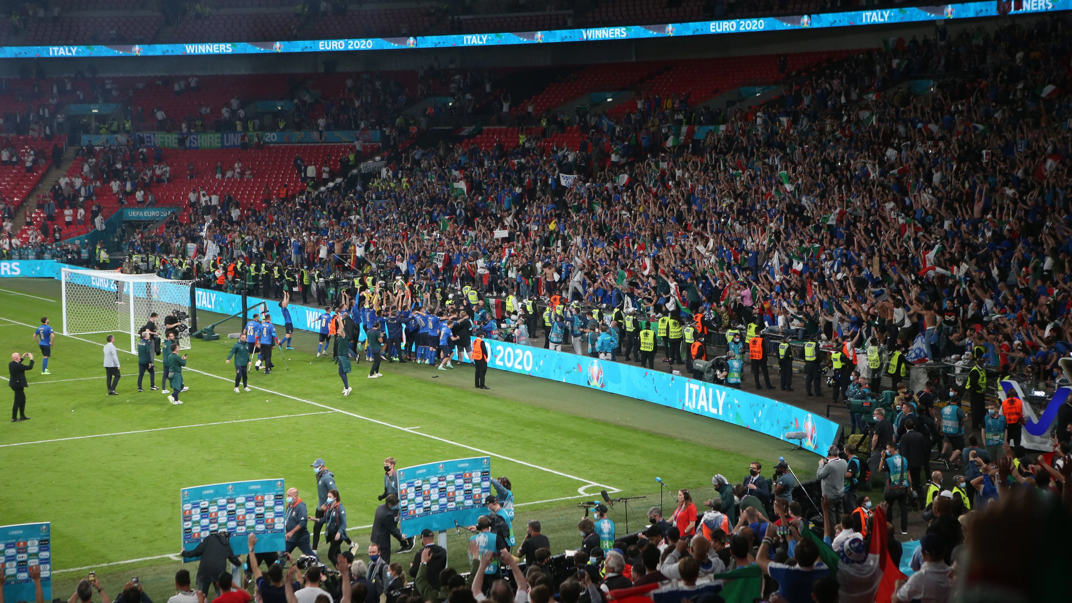 Tausende Fans bejubeln die italienische Mannschaft beim EM-Finale in London.