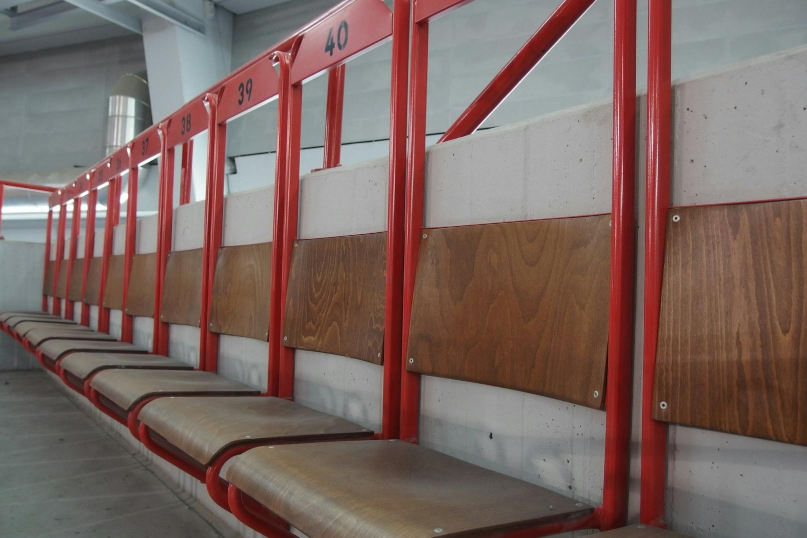 Raus aus dem alten Ferry-Dusika-Stadion (Leopoldstadt) müssen 5.500 Tribünenstühle. Sie sollen ein neues Zuhause finden.