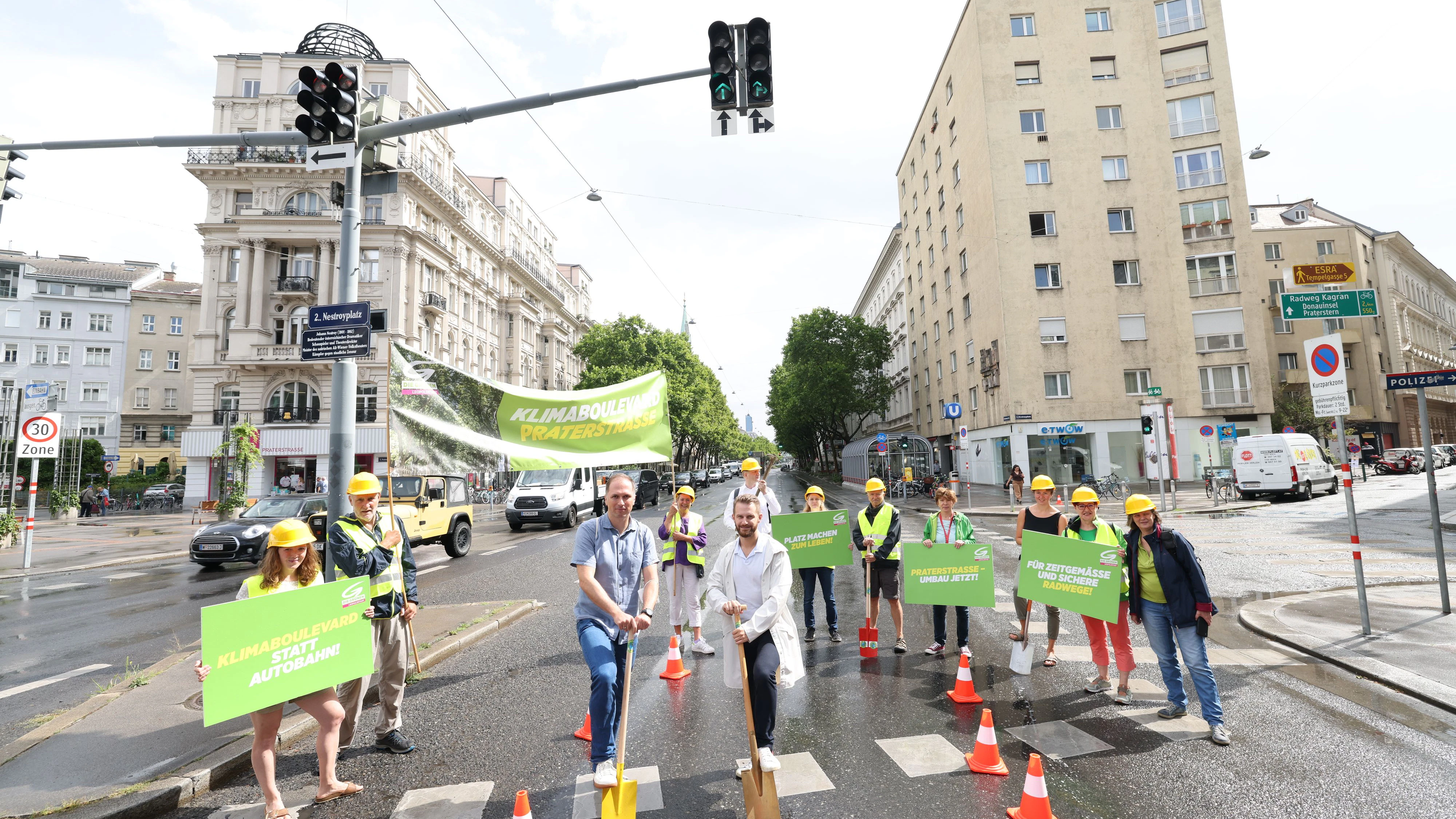 "Die Praterstraße ist Symbol für Beton-Stadtplanung", so die Wiener Grünen, die am Mittwoch einen "Spatenstich" für den vorerst gestoppten Umbau der Straße durchführten.
