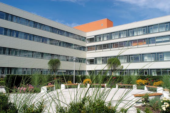 Der Mann musste im Spital in Vöcklabruck operiert werden.