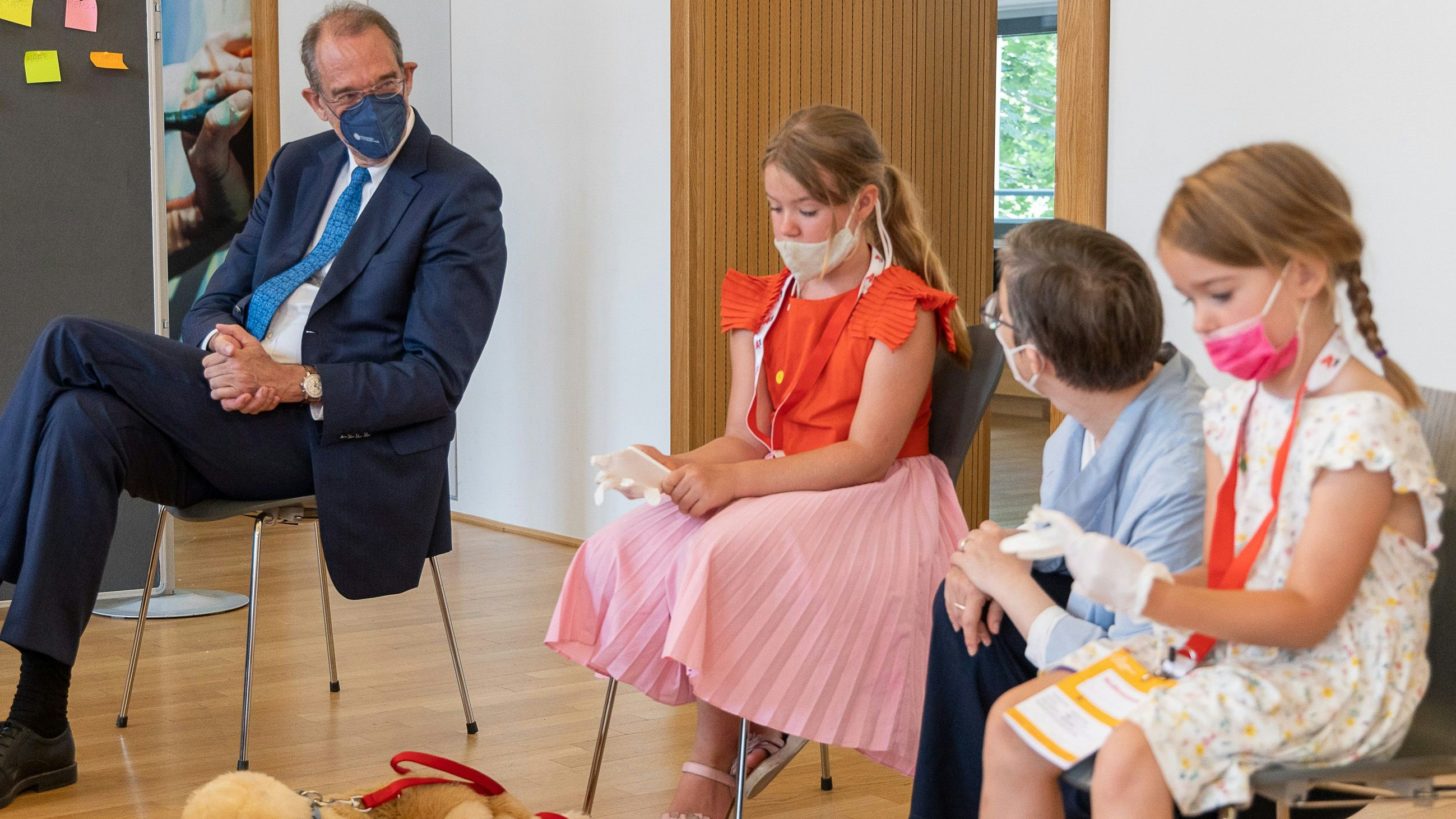 Faßmann zu Besuch bei der KinderUniWien.