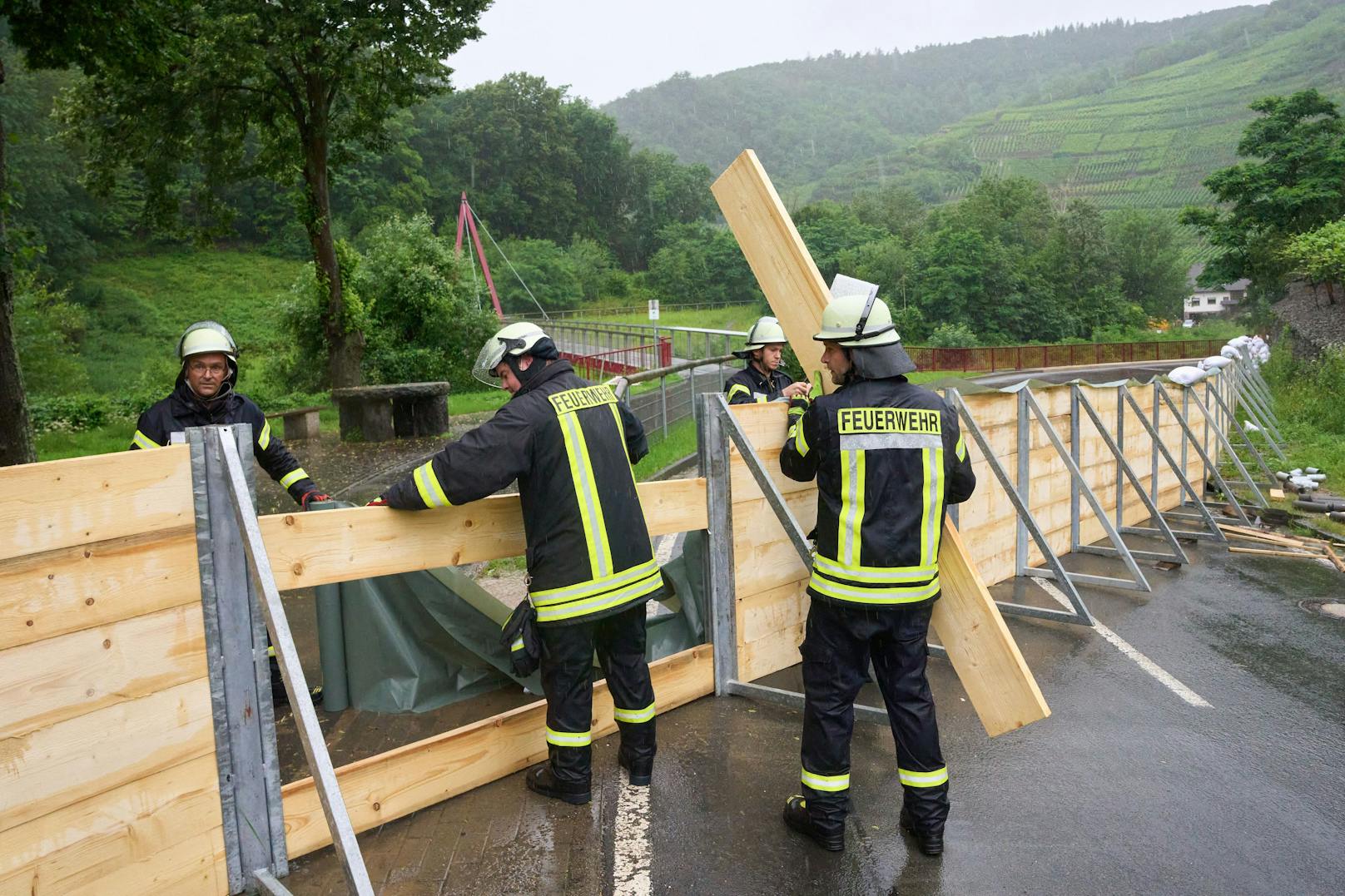 Heftige Starkregen-Unwetter fluteten am 14. Juli 2021 zahlreiche Gemeinden in Deutschlands westlichen Bundesländern Rheinland-Pfalz und Nordrhein-Westfalen.