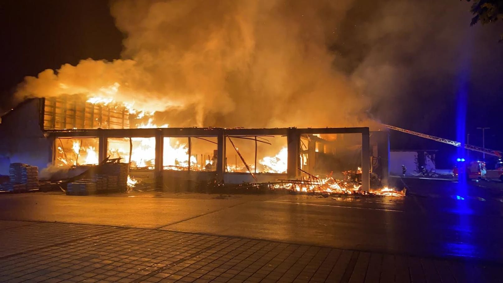 Eine Hofer-Filiale brannte in der Nacht auf Mittwoch völlig aus.