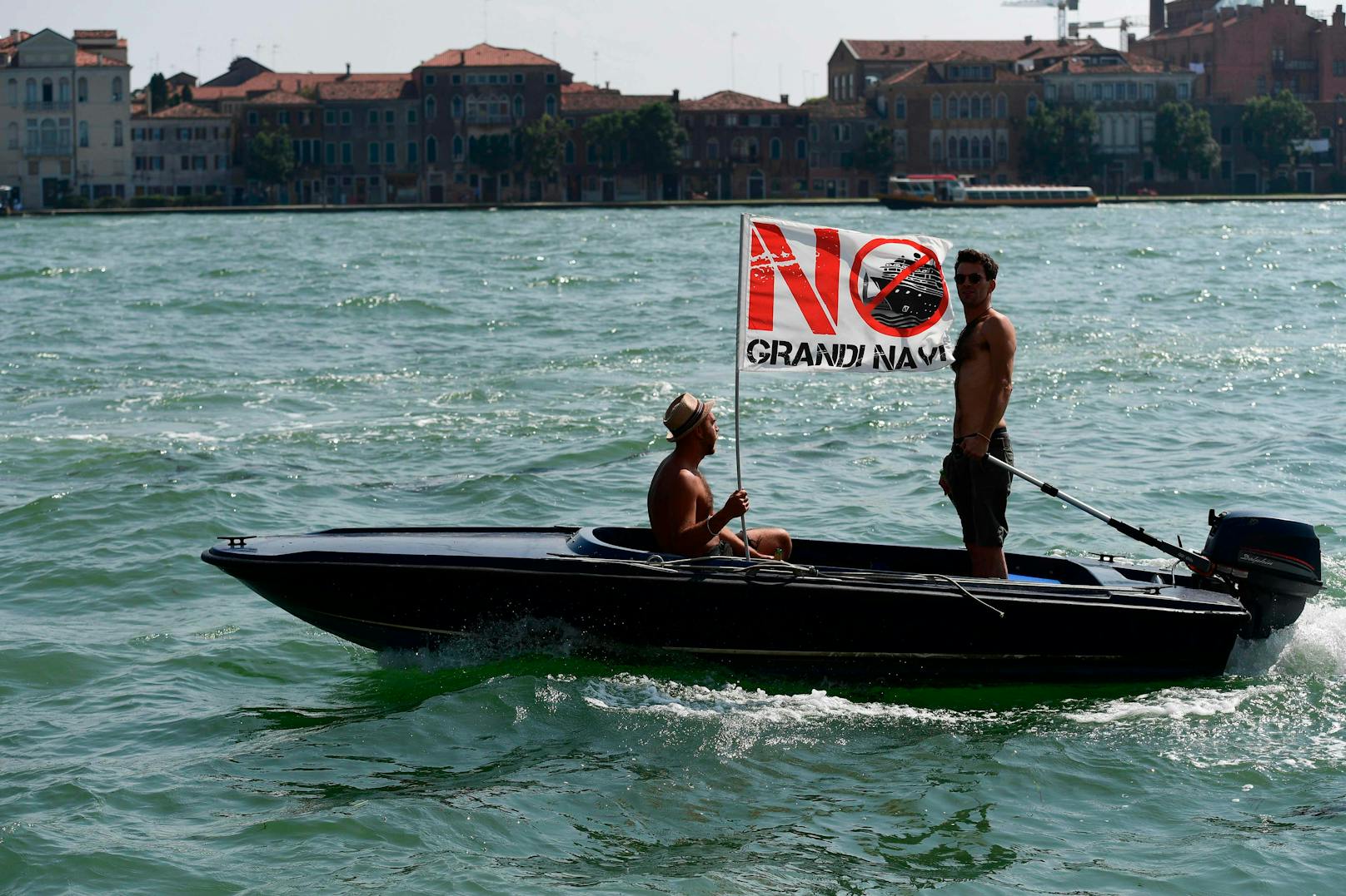 Nach jahrelangen Protesten dürfen große Schiffe vor San Marco und auf dem Giudecca-Kanal ab dem 1. August nicht mehr durchfahren. Foto am 08.06.2019 aufgenommen.