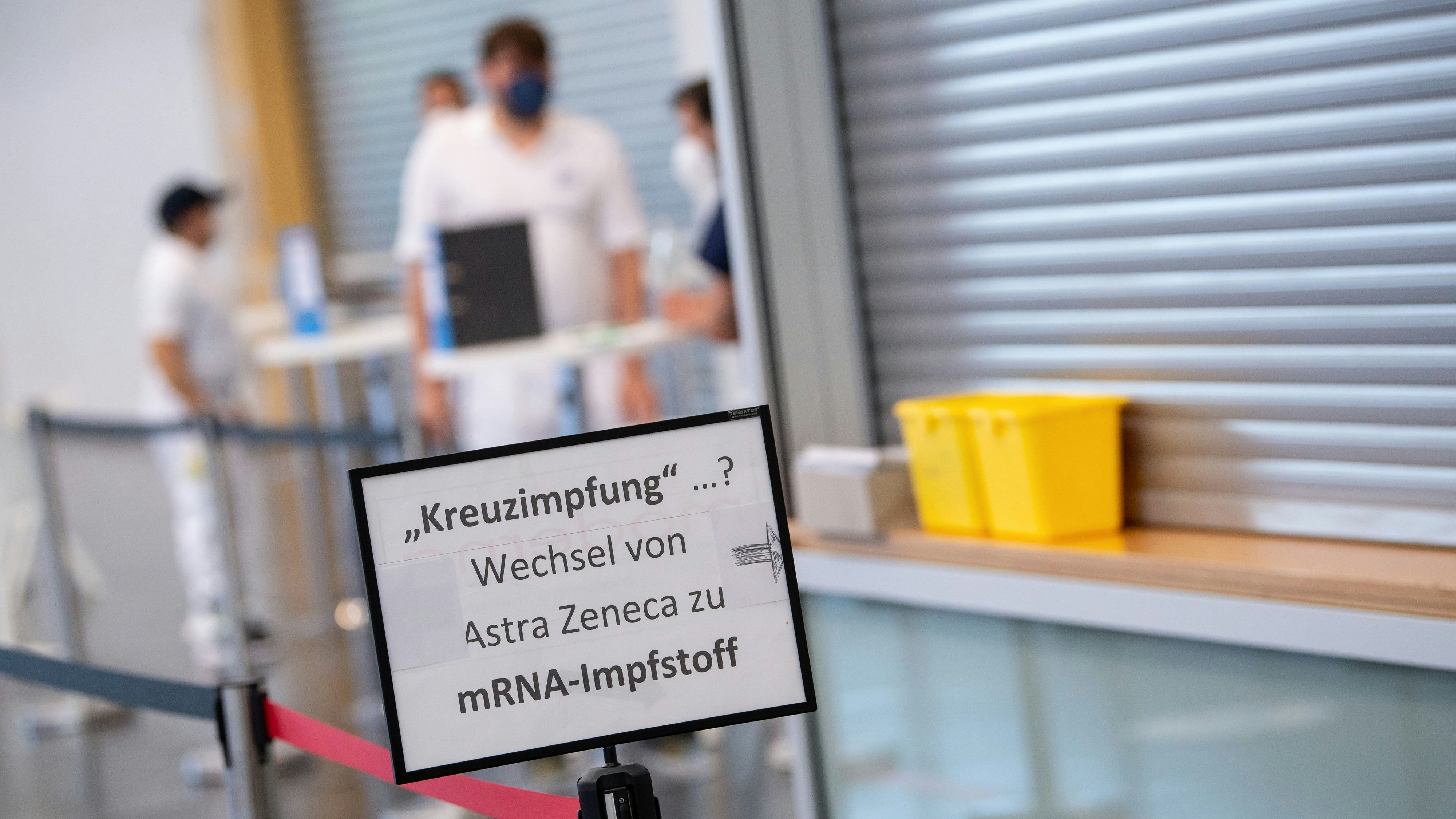 Download von www.picturedesk.com am 14.07.2021 (11:42).  12 July 2021, Bavaria, Munich: A sign reading "Cross vaccination - switch from AstraZeneca to mRNA vaccine" can be seen at the vaccination center at Messe München. Since 12.07.2021, students of graduating classes can also be vaccinated. Photo: Sven Hoppe/dpa - 20210712_PD2860 - Rechteinfo: Rights Managed (RM)