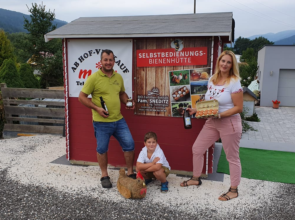 Die Familie verkauft in ihrer Selbstbedienungshütte in Griffen (Kärnten) die Produkte ihres Bauernhofs.