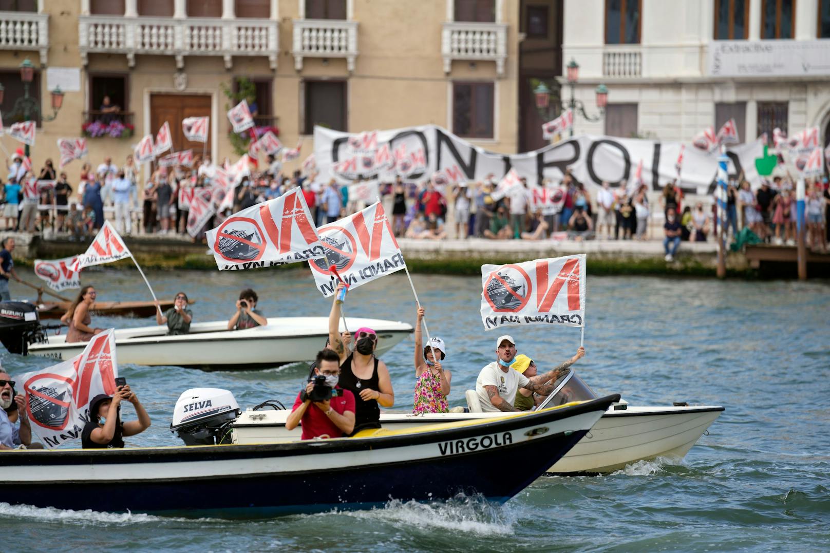 Nach jahrelangen Protesten dürfen große Schiffe vor San Marco und auf dem Giudecca-Kanal ab dem 1. August nicht mehr durchfahren. Archivfoto vom 05. Juni 2021.