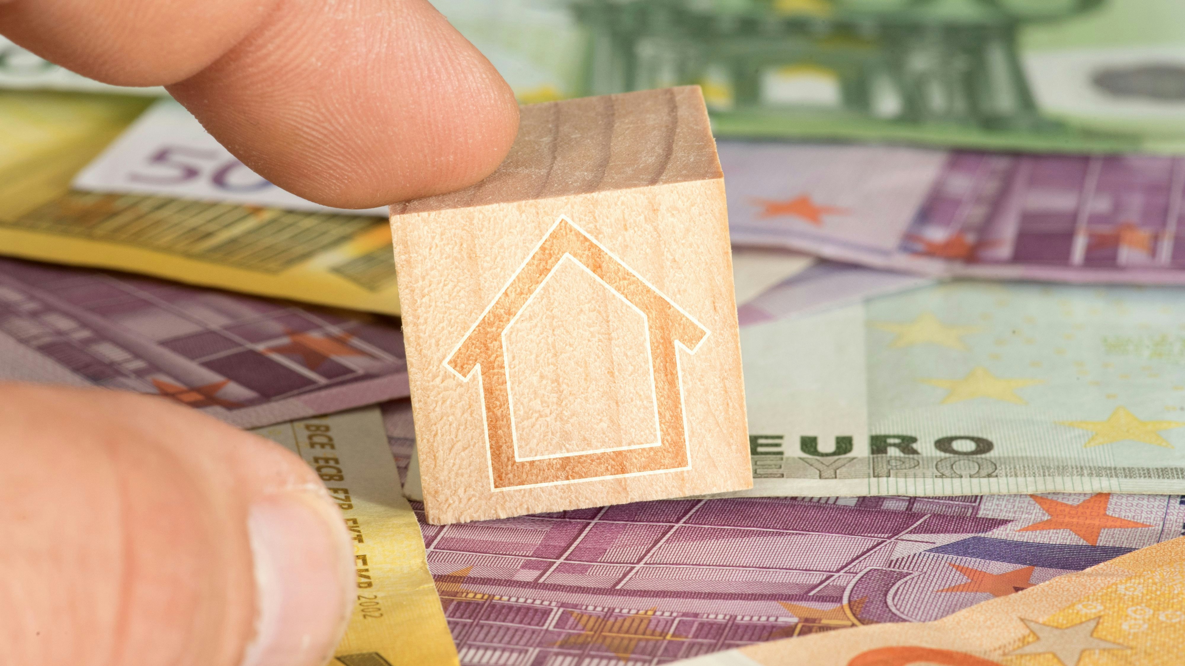 Euro Geldscheine und Würfeln mit Haus Symbol