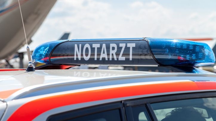 Heute.at - Mann gerät auf Gegenspur und kracht in Lkw – tot